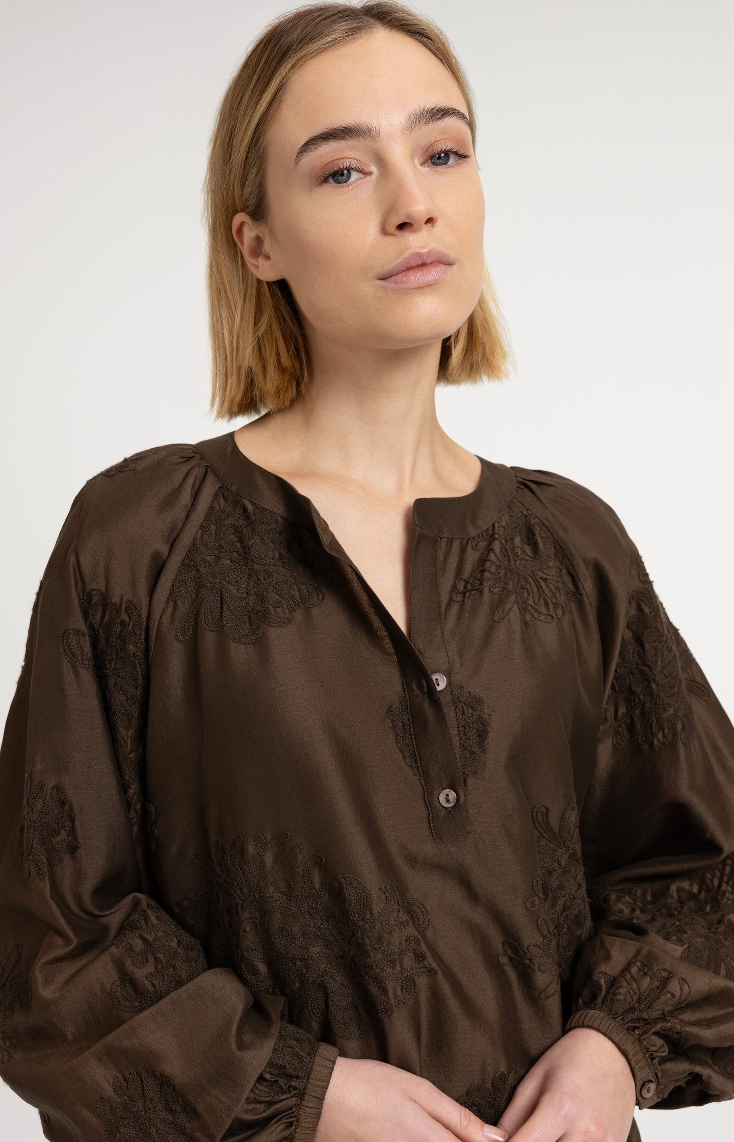 Embroidered blouse with long sleeves and loose fit - Type: video