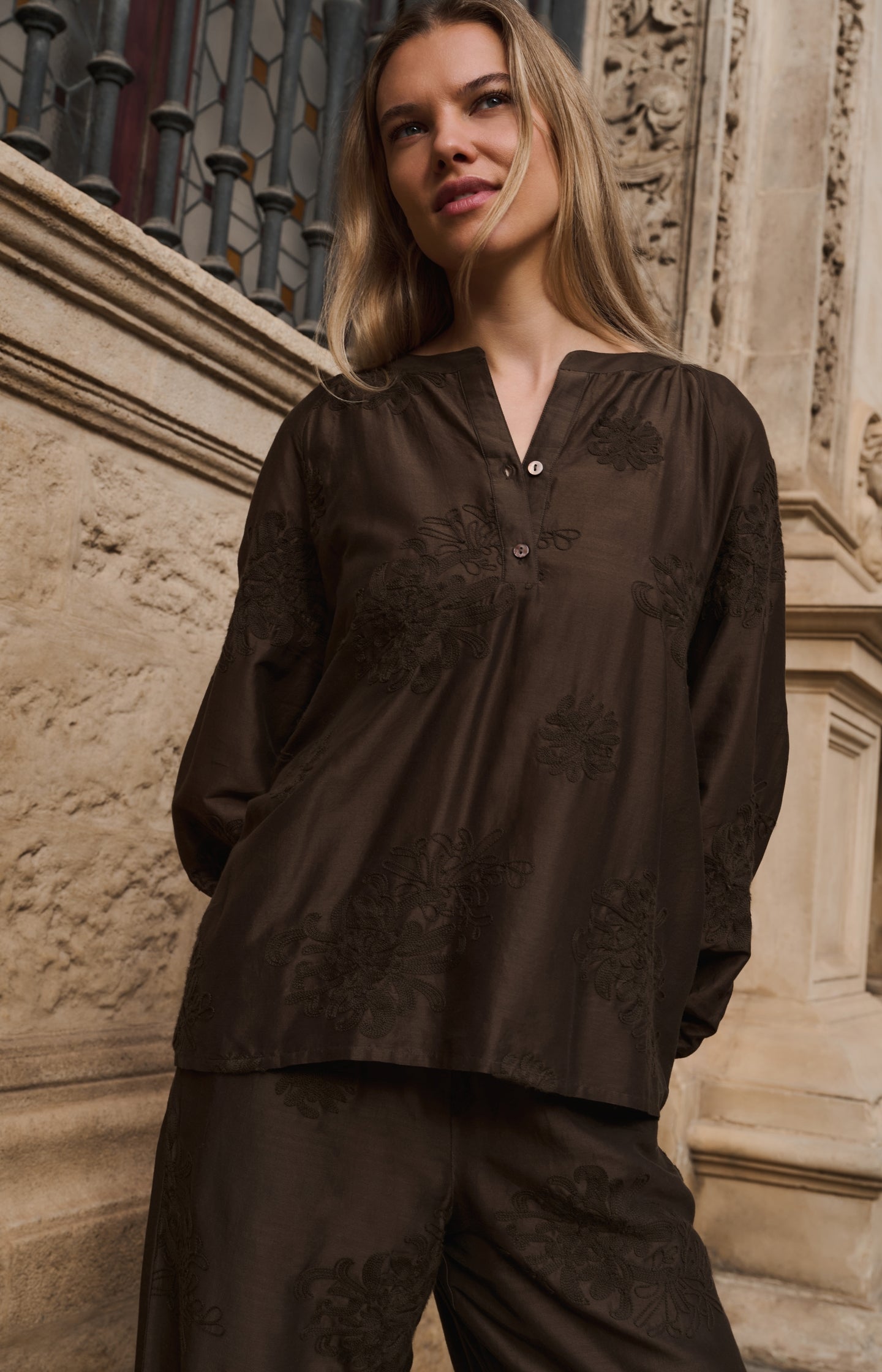 Embroidered blouse with long sleeves and loose fit - Type: video