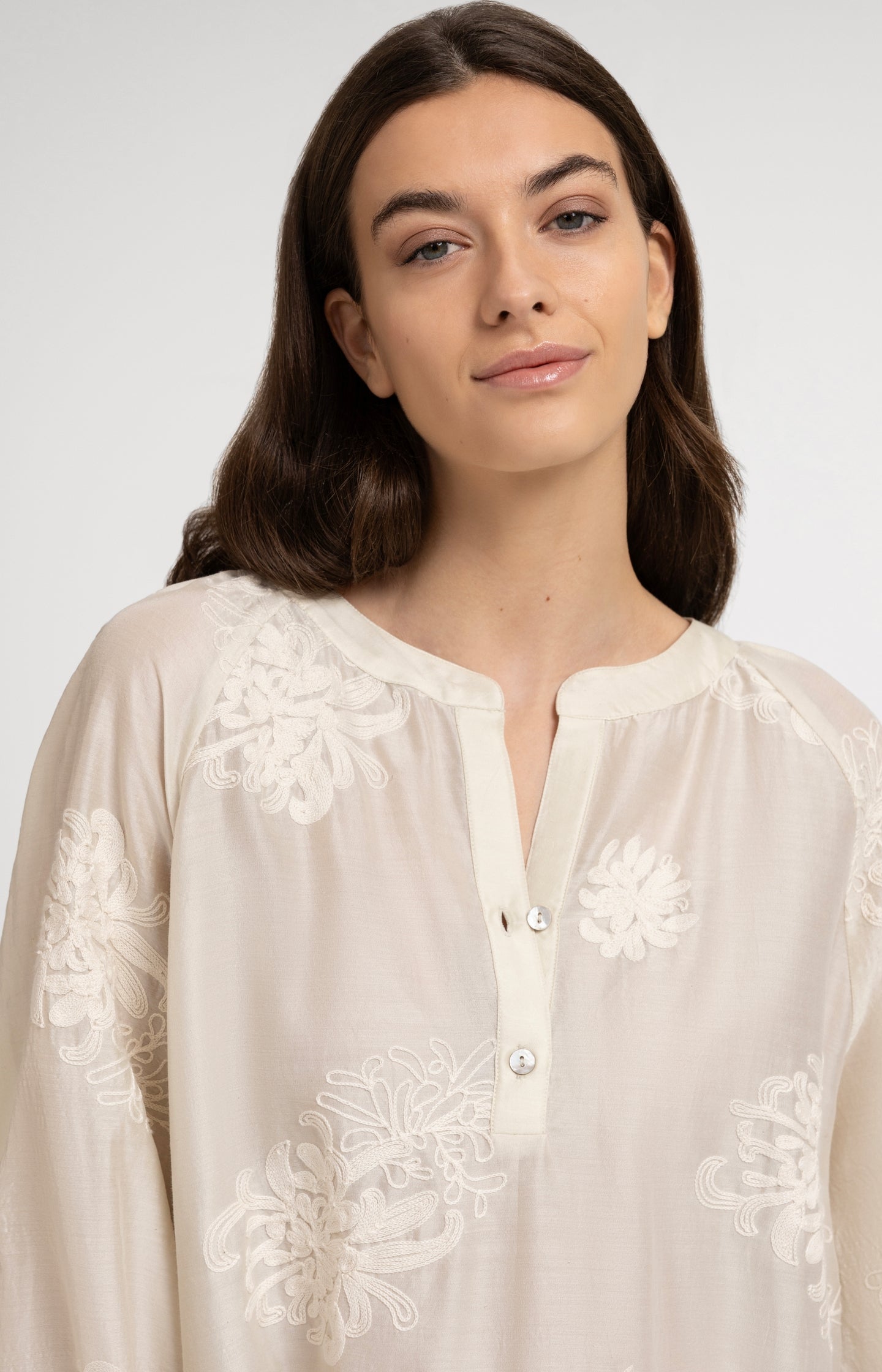 Embroidered blouse with long sleeves and loose fit - Type: video