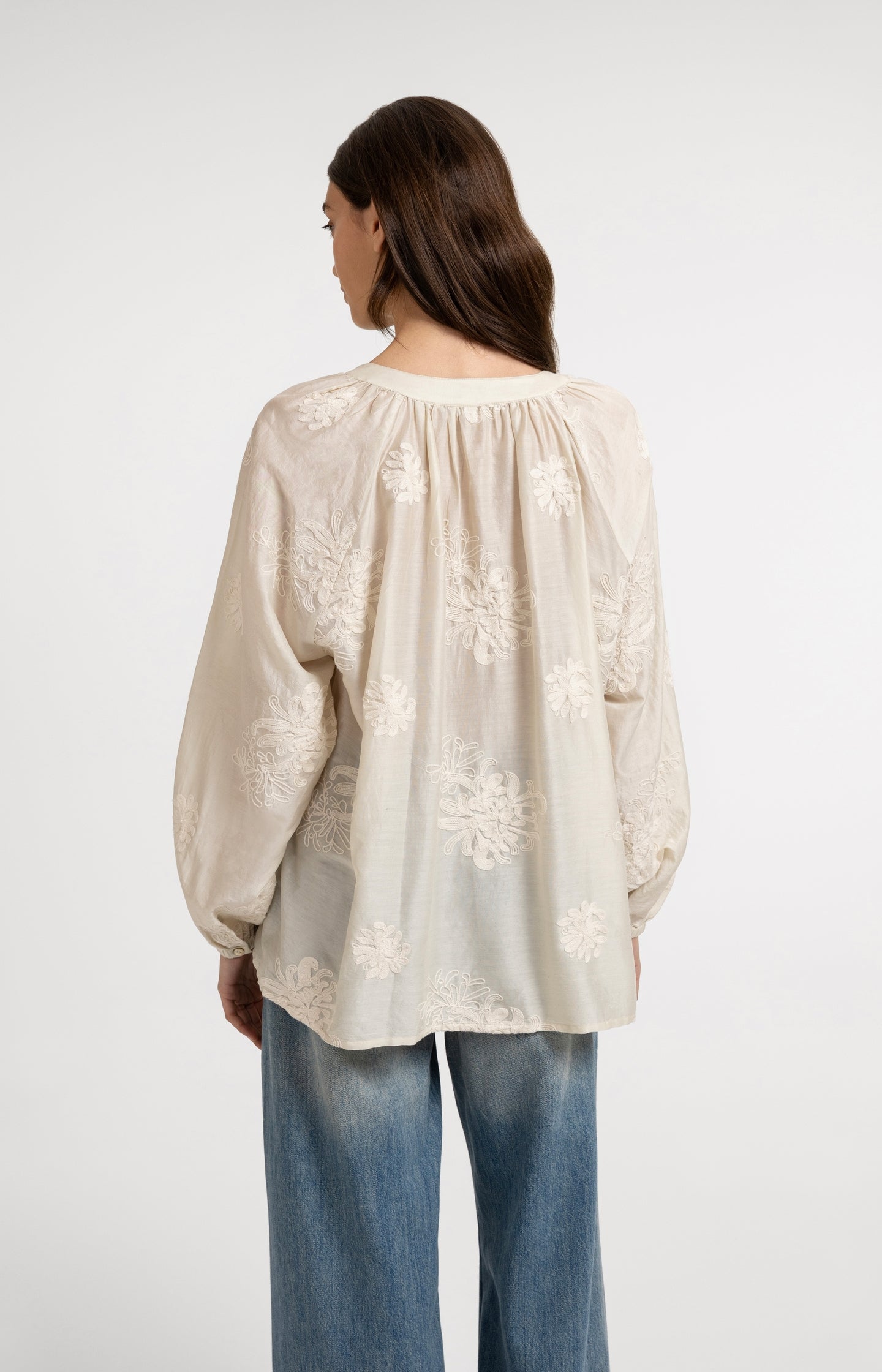 Embroidered blouse with long sleeves and loose fit - Type: video