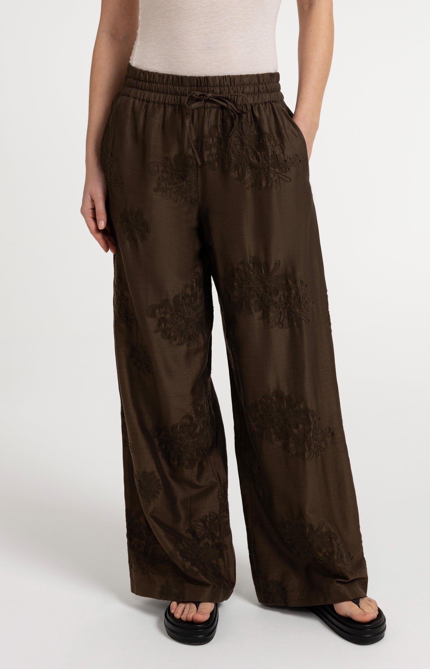 Embroidered trousers with wide legs and elastic waist