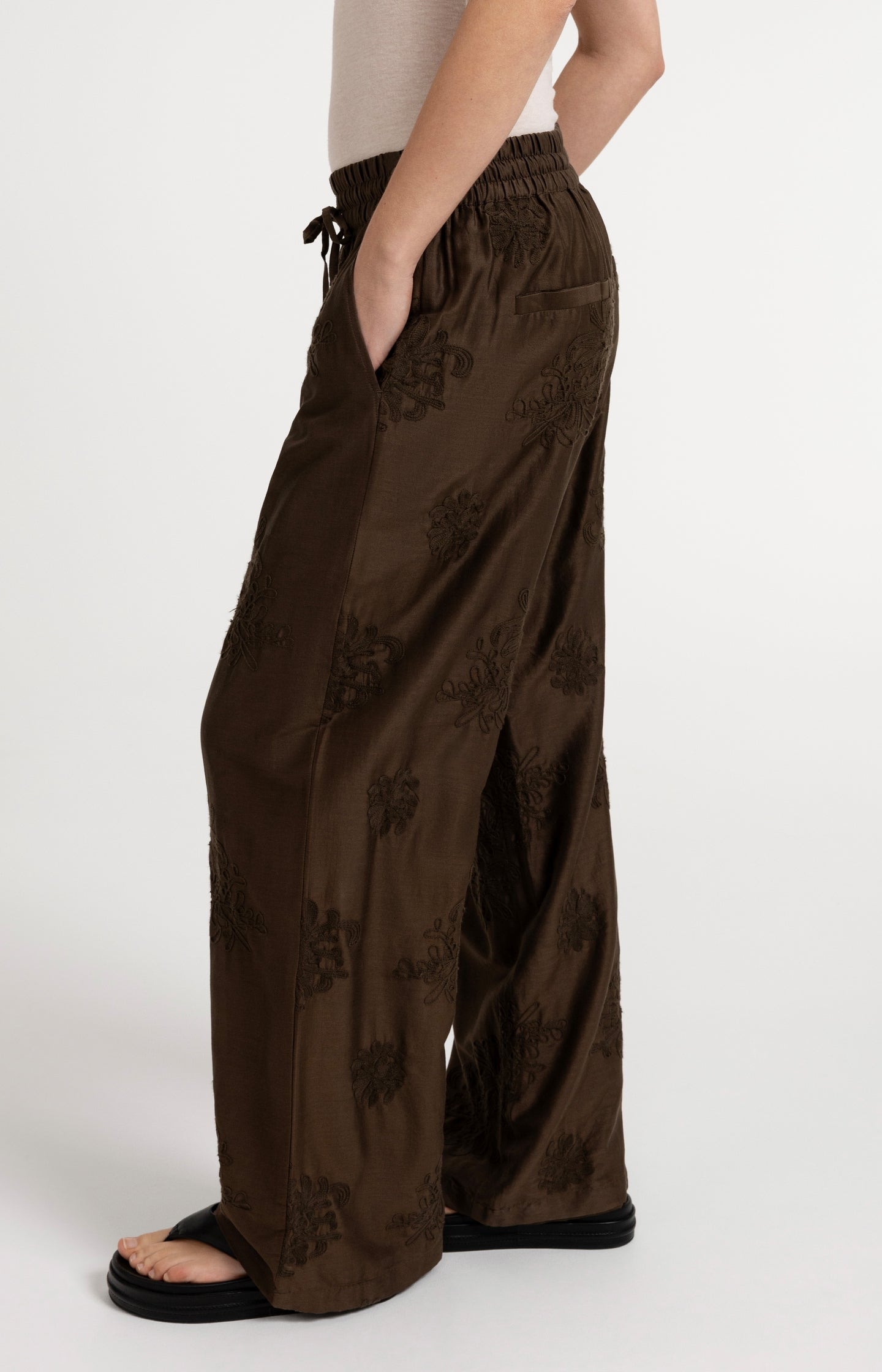 Embroidered trousers with wide legs and elastic waist