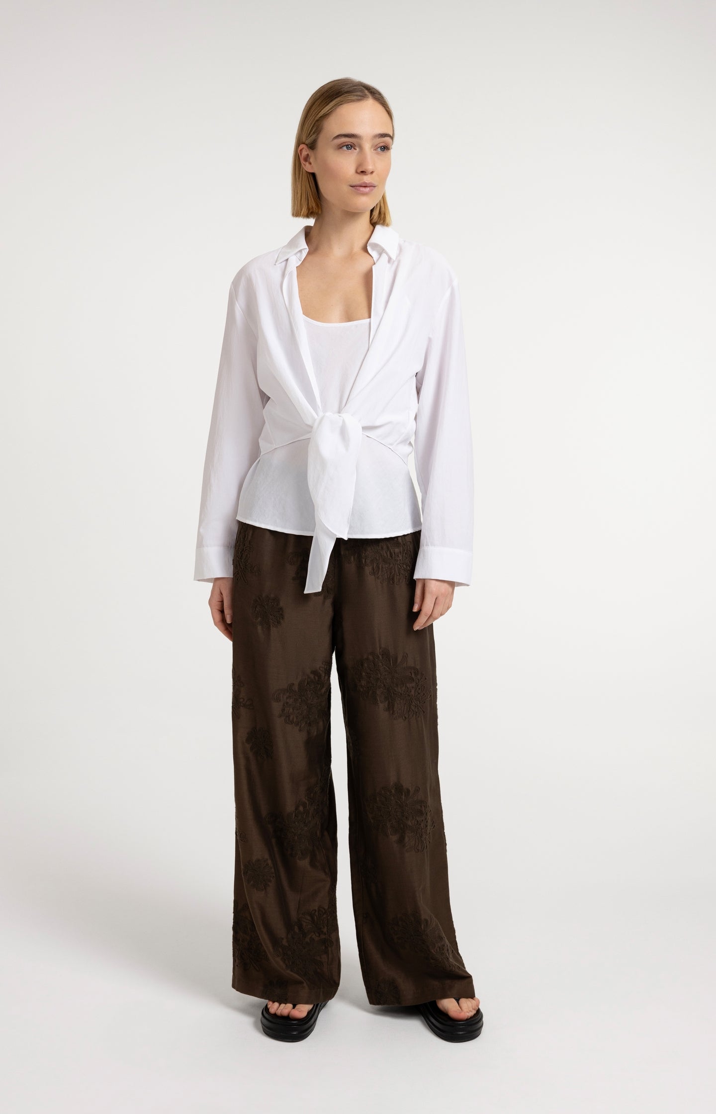 Embroidered trousers with wide legs and elastic waist