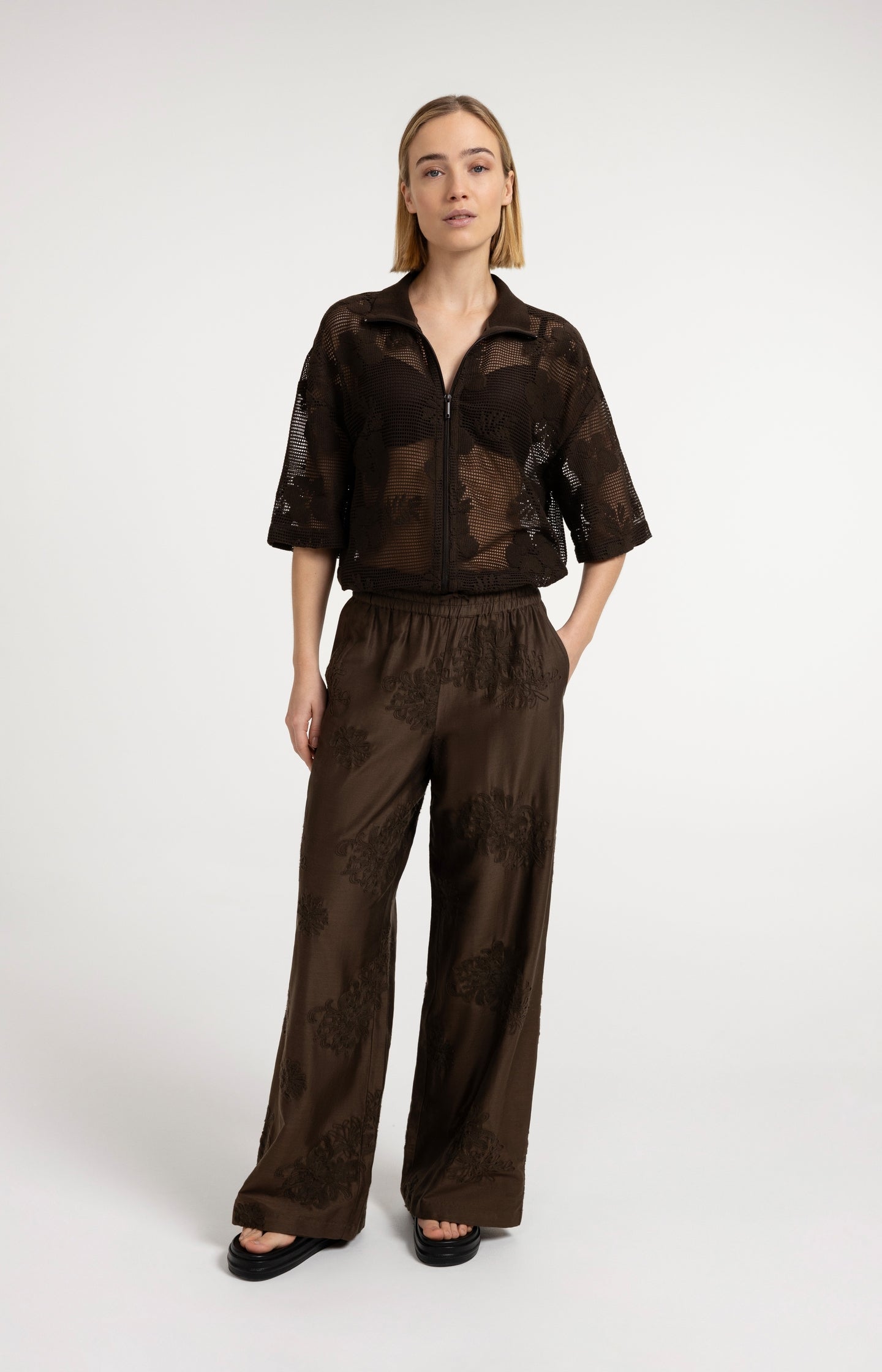 Embroidered trousers with wide legs and elastic waist