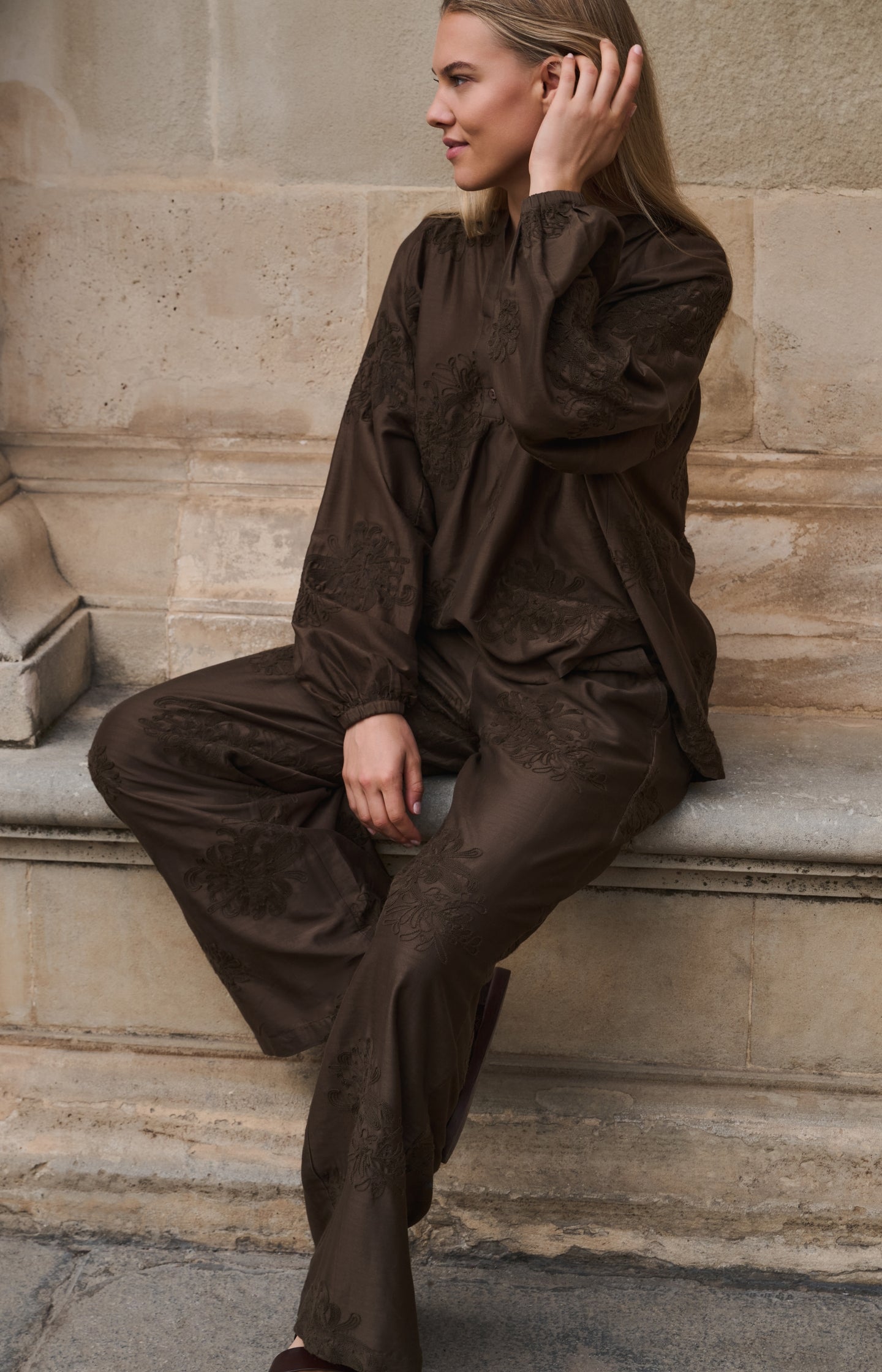 Embroidered trousers with wide legs and elastic waist