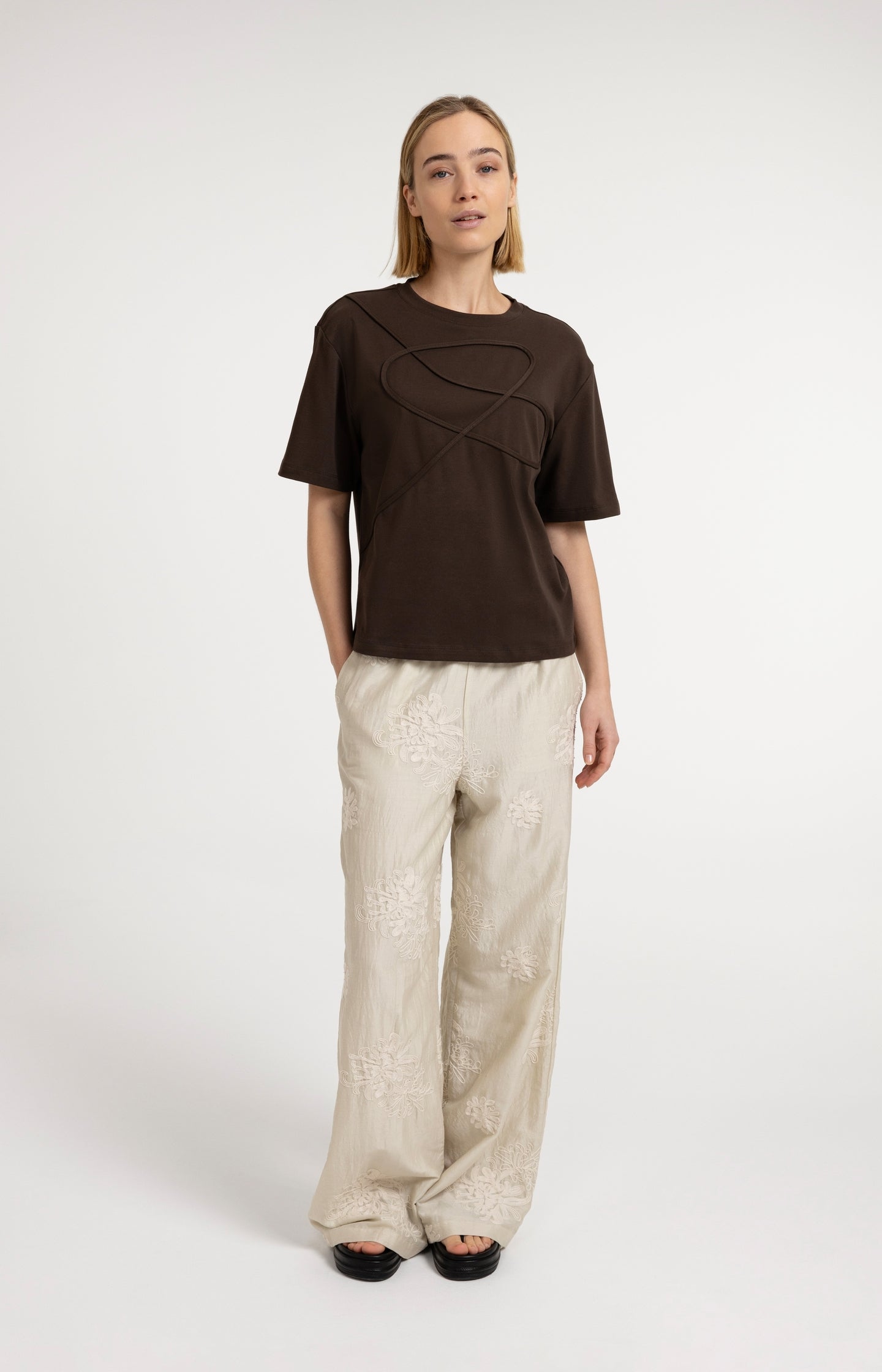 Embroidered trousers with wide legs and elastic waist