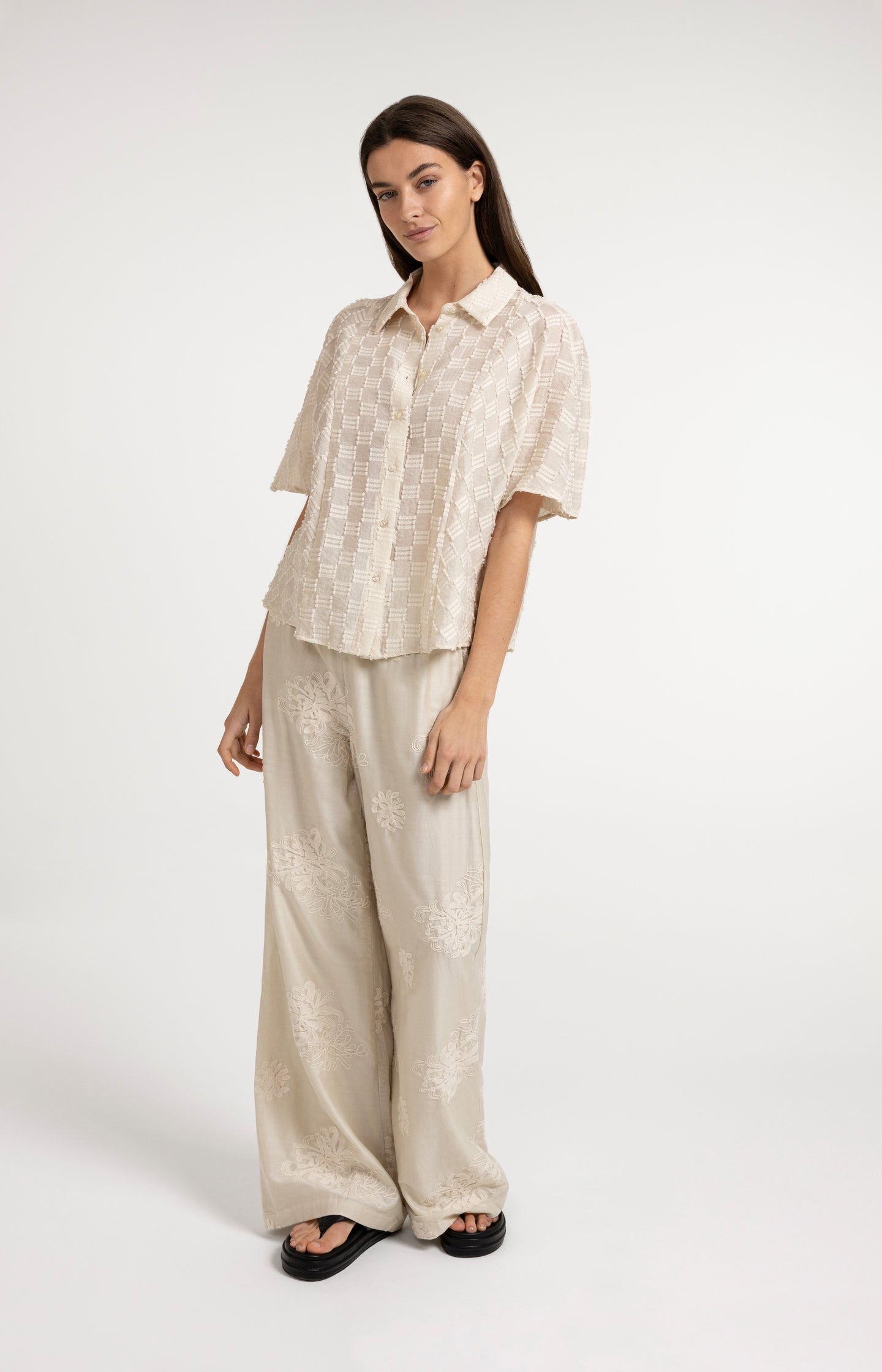 Embroidered trousers with wide legs and elastic waist