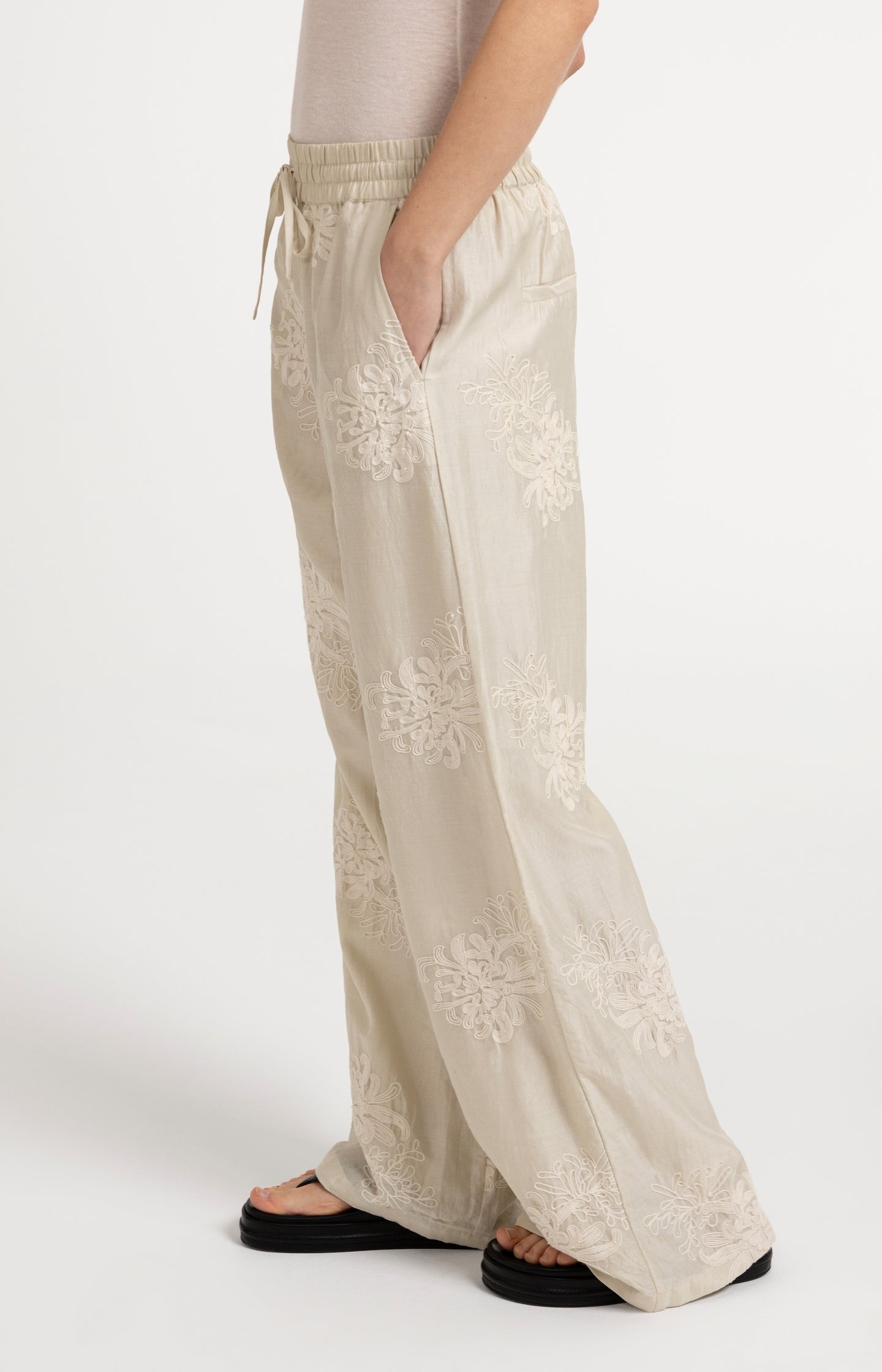 Embroidered trousers with wide legs and elastic waist