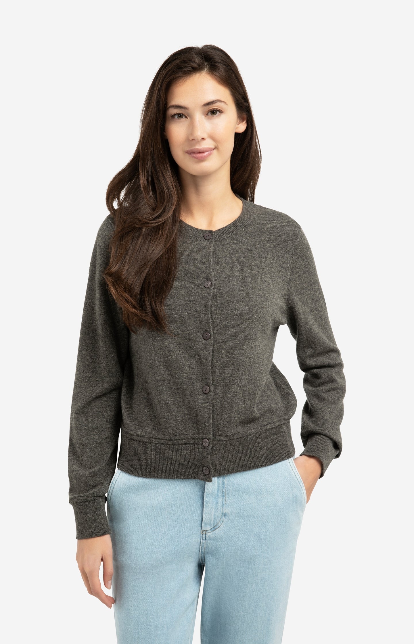 Fine knit cardigan with long sleeves and button closure