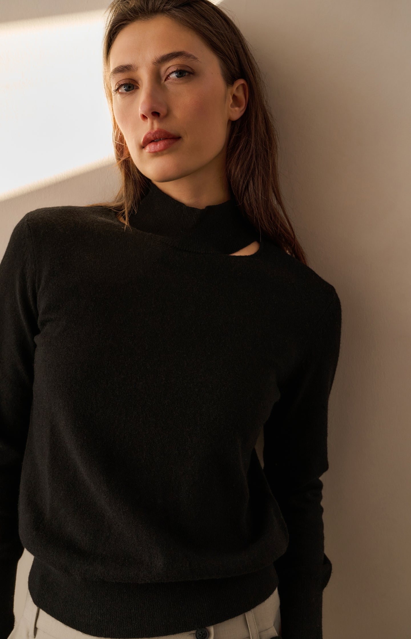 Fine knit sweater with mock neck and cut-out neckline - Type: lookbook
