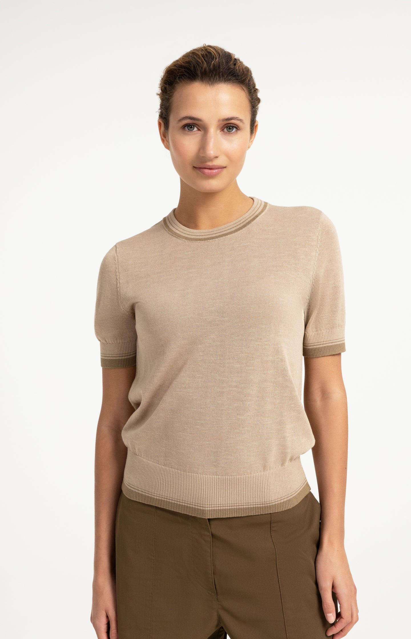 Fine-knit sweater with short sleeves and contrast trims