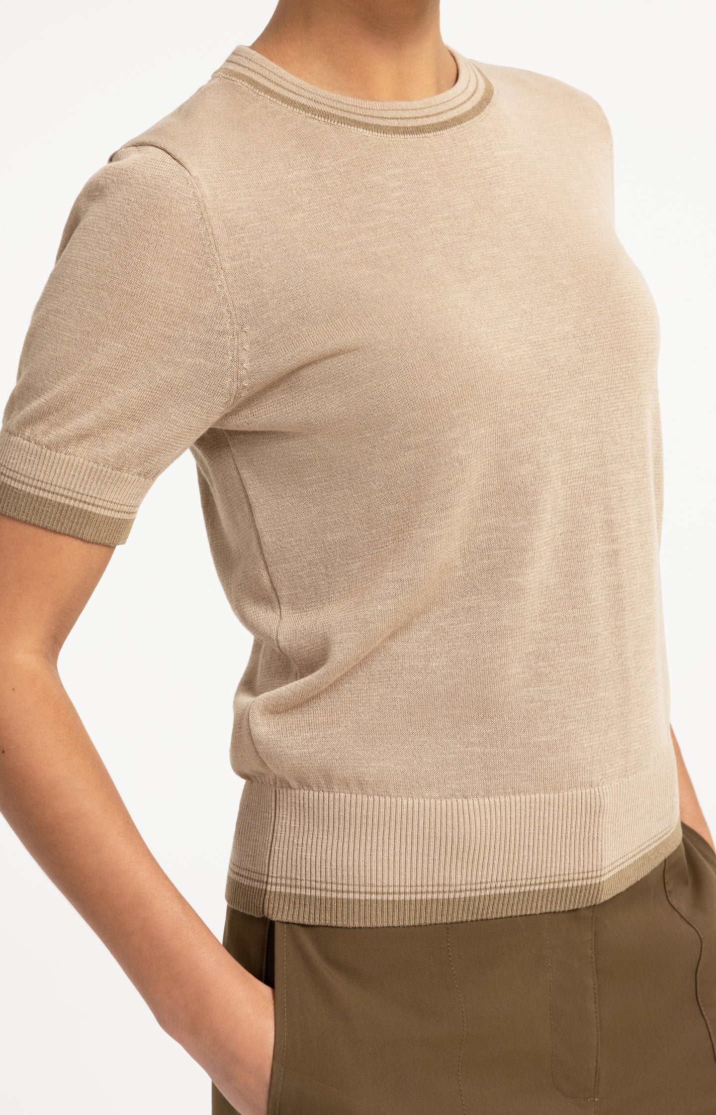 Fine-knit sweater with short sleeves and contrast trims