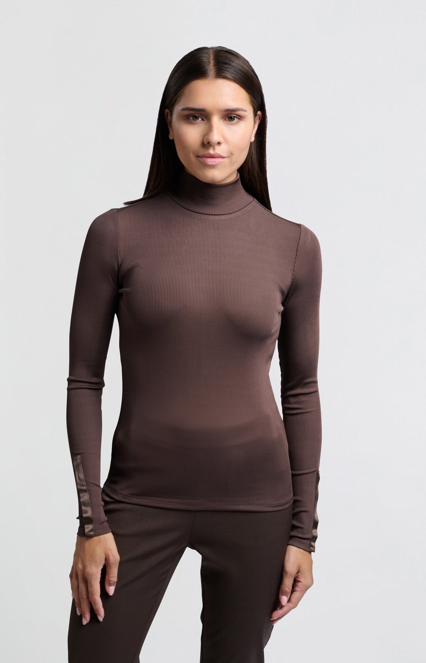 Fine knit turtleneck with long sleeves and buttons