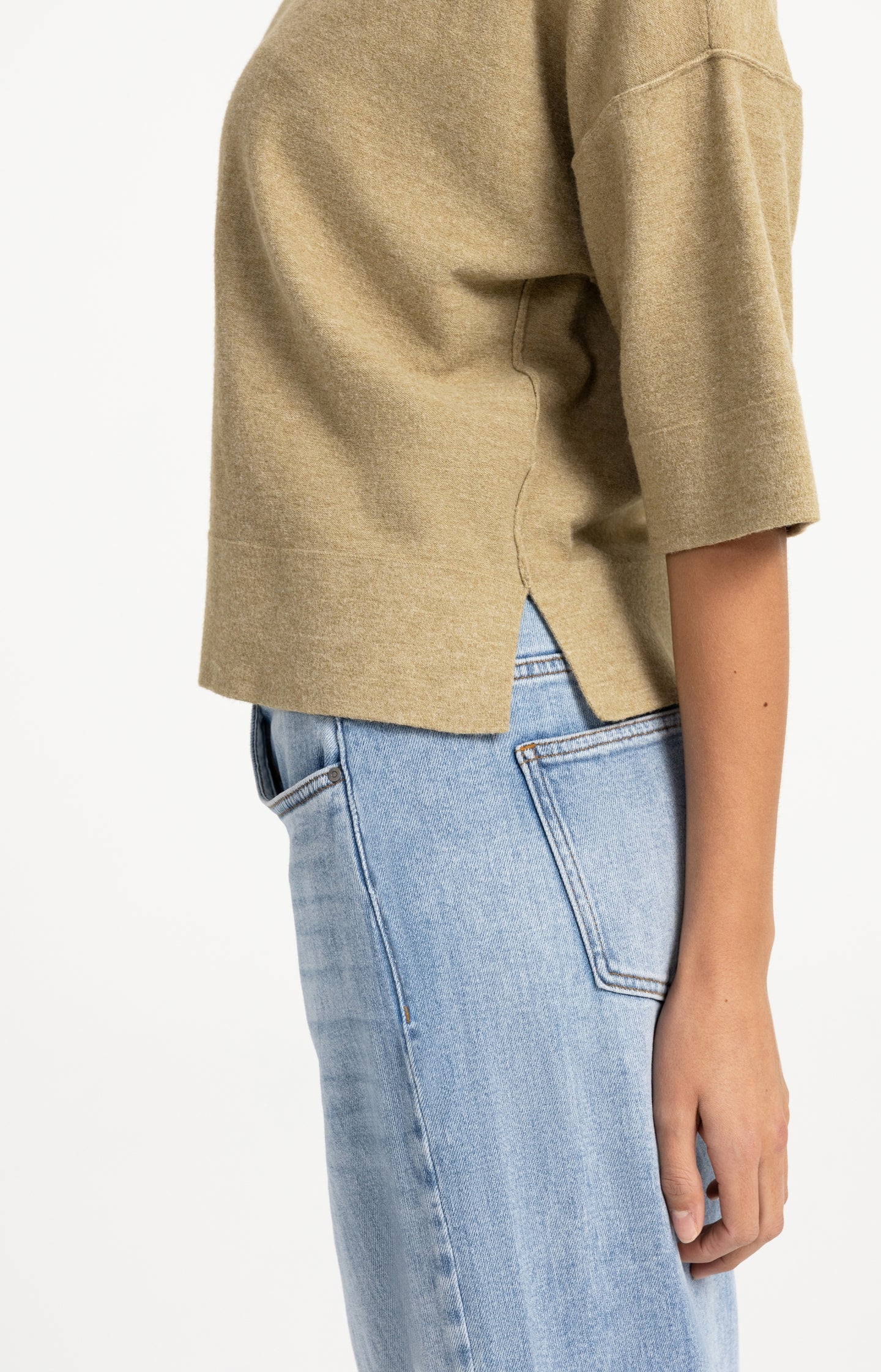 Fine knitted oversized T-shirt with half-length sleeves