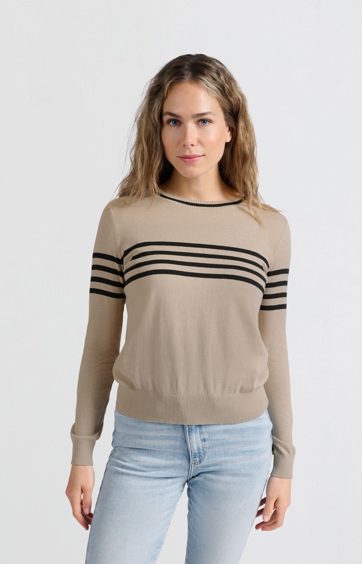 Fine knitted striped sweater with long sleeves