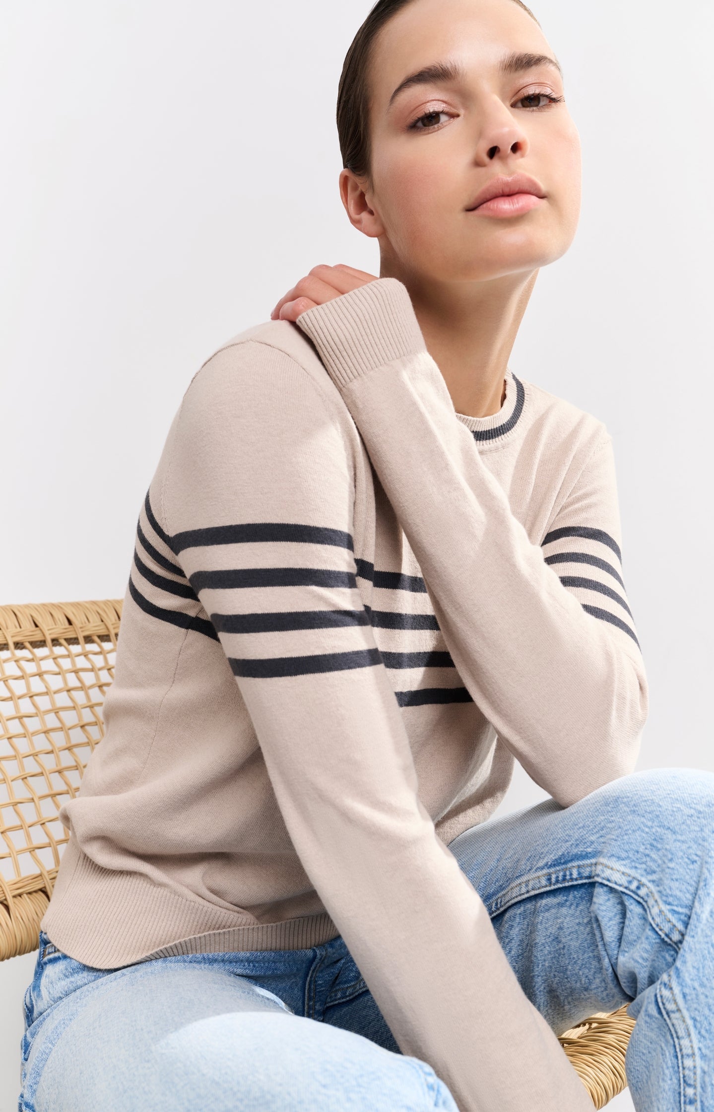 Fine knitted striped sweater with long sleeves