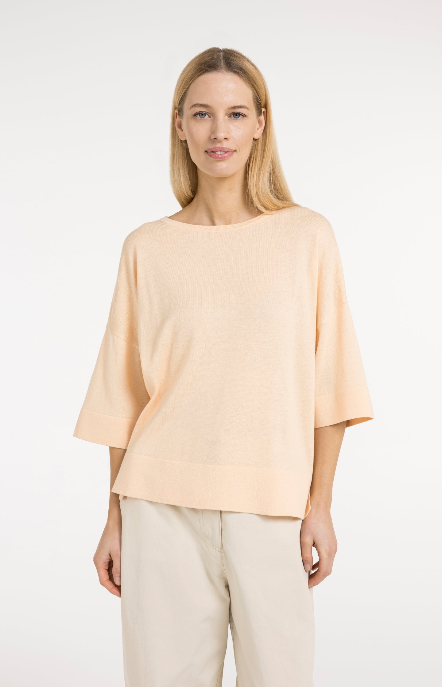 Finely knitted oversized T-shirt with short sleeves