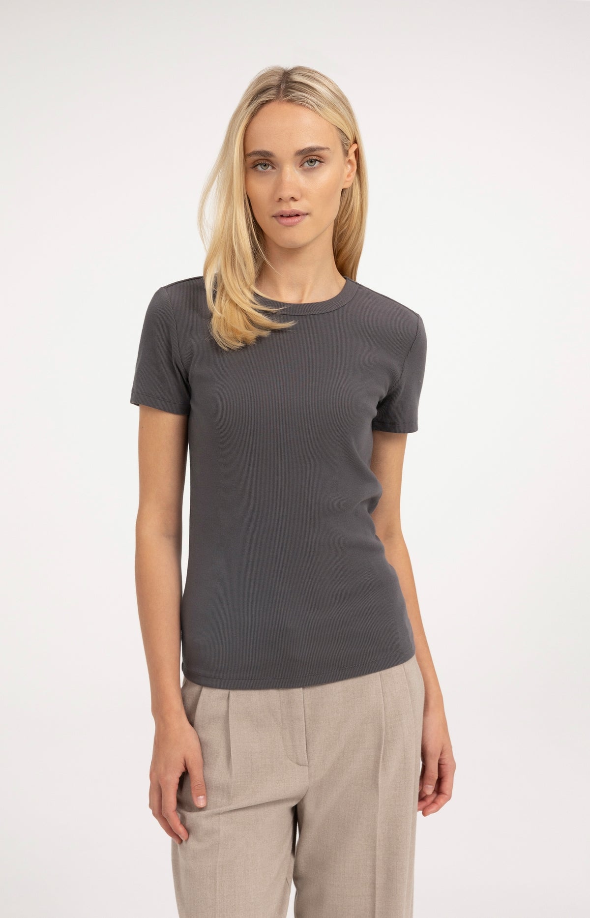 Fitted ribbed T-shirt with round neck - Type: lookbook