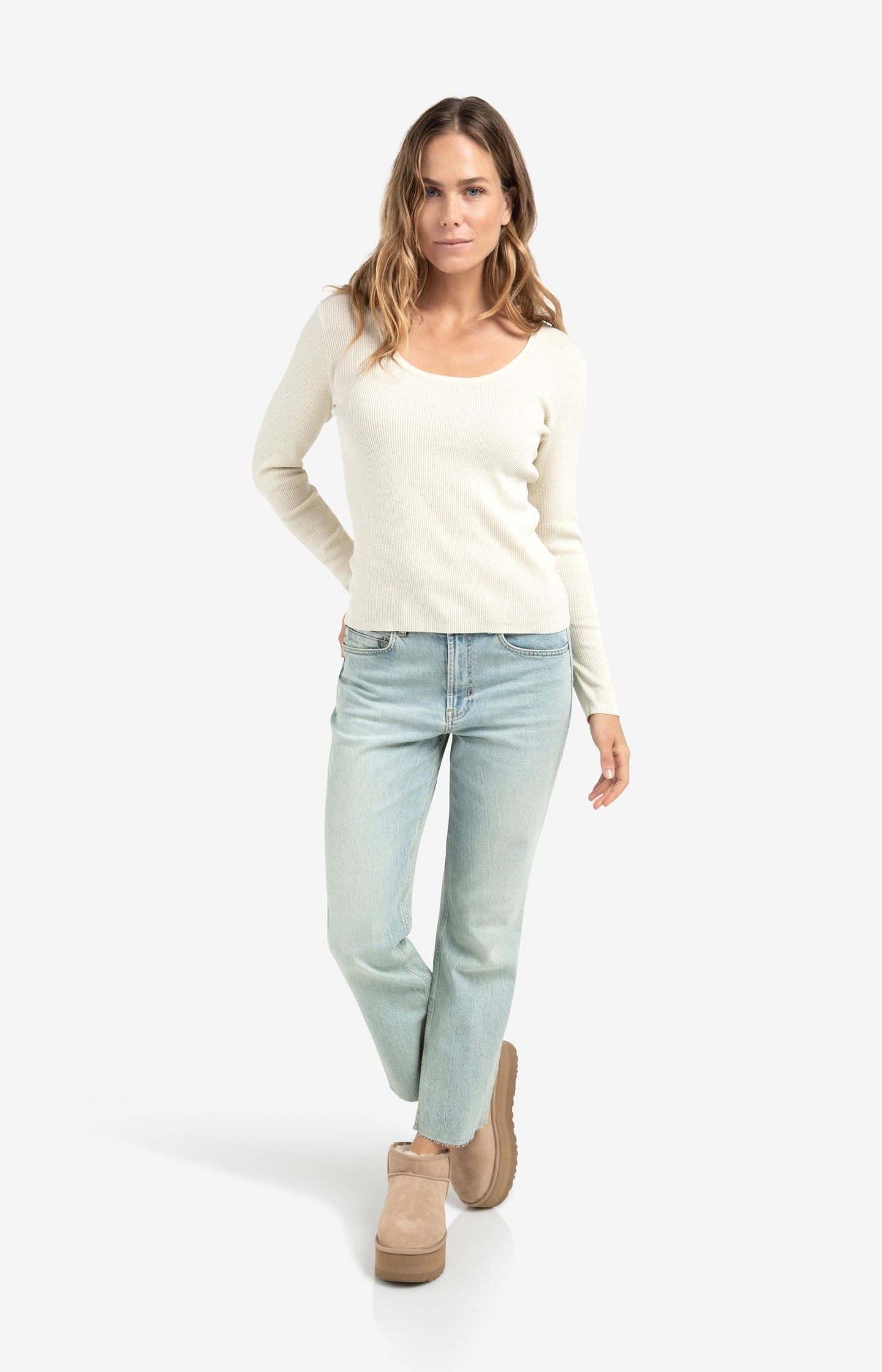 Fitted ribbed top with round neckline and long sleeves