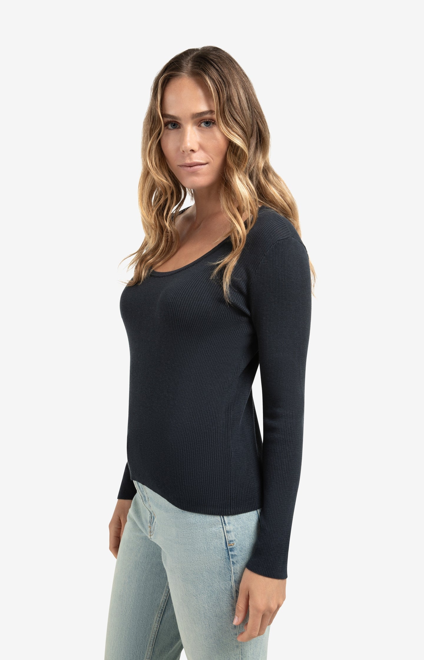 Fitted ribbed top with round neckline and long sleeves - Type: lookbook
