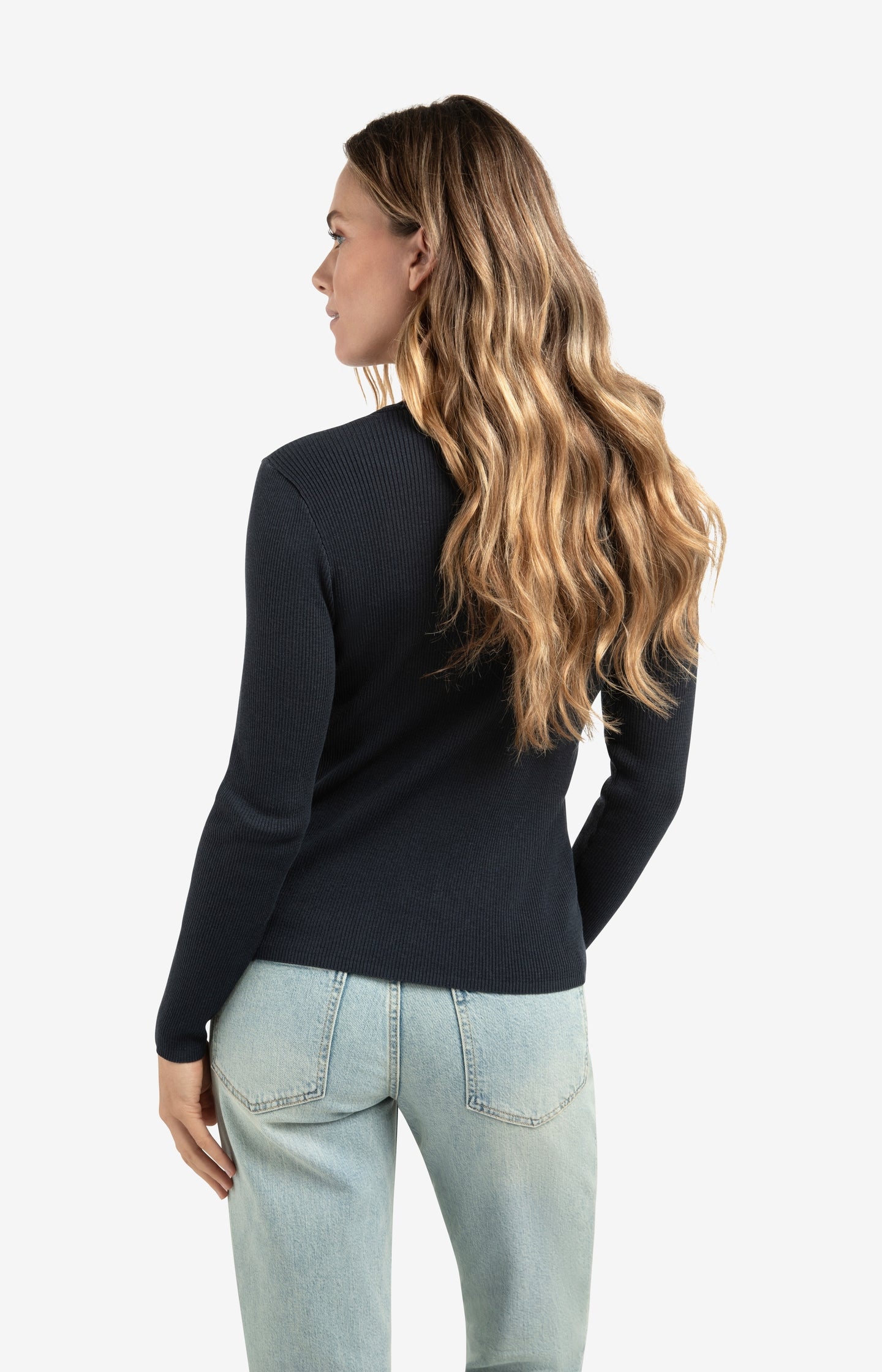 Fitted ribbed top with round neckline and long sleeves