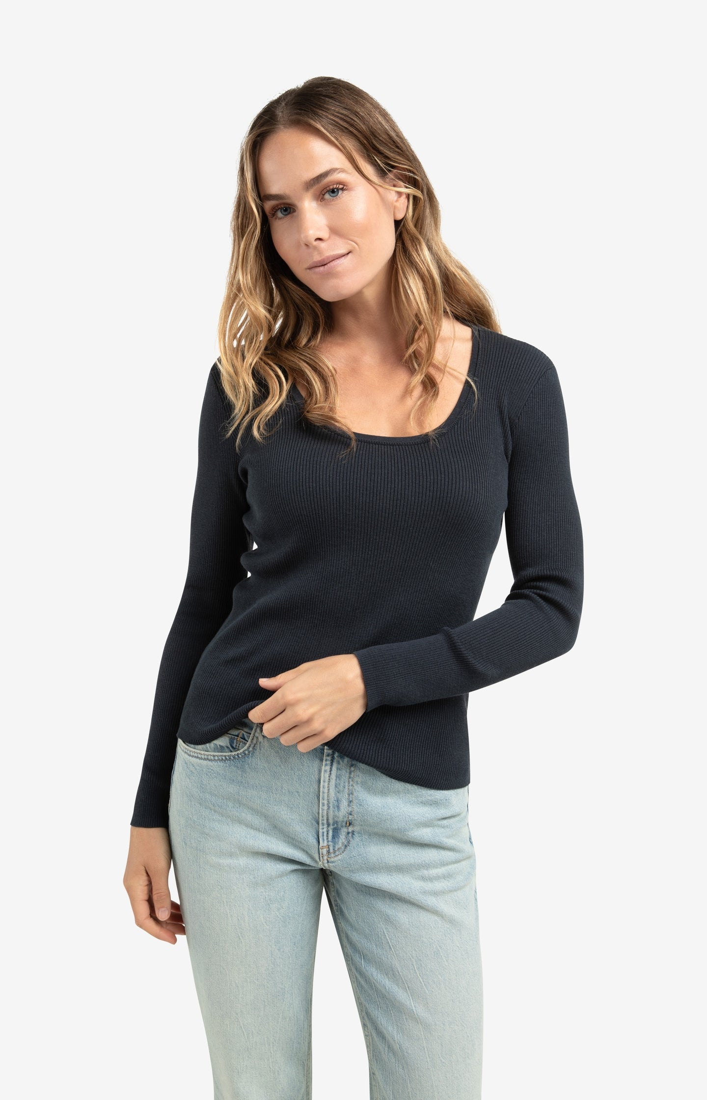 Fitted ribbed top with round neckline and long sleeves