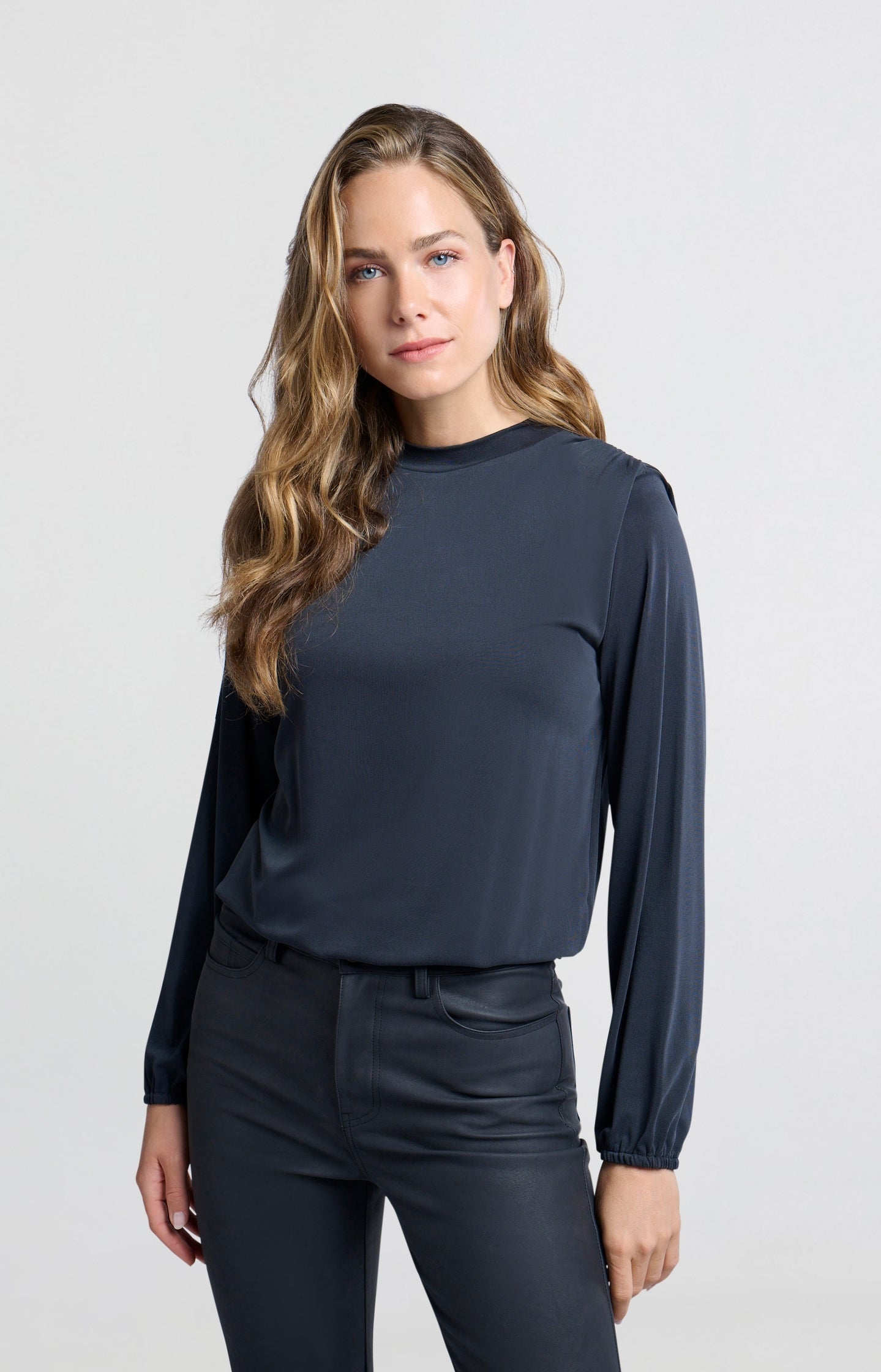 Flowing jersey top with long sleeves and round neck - Type: lookbook