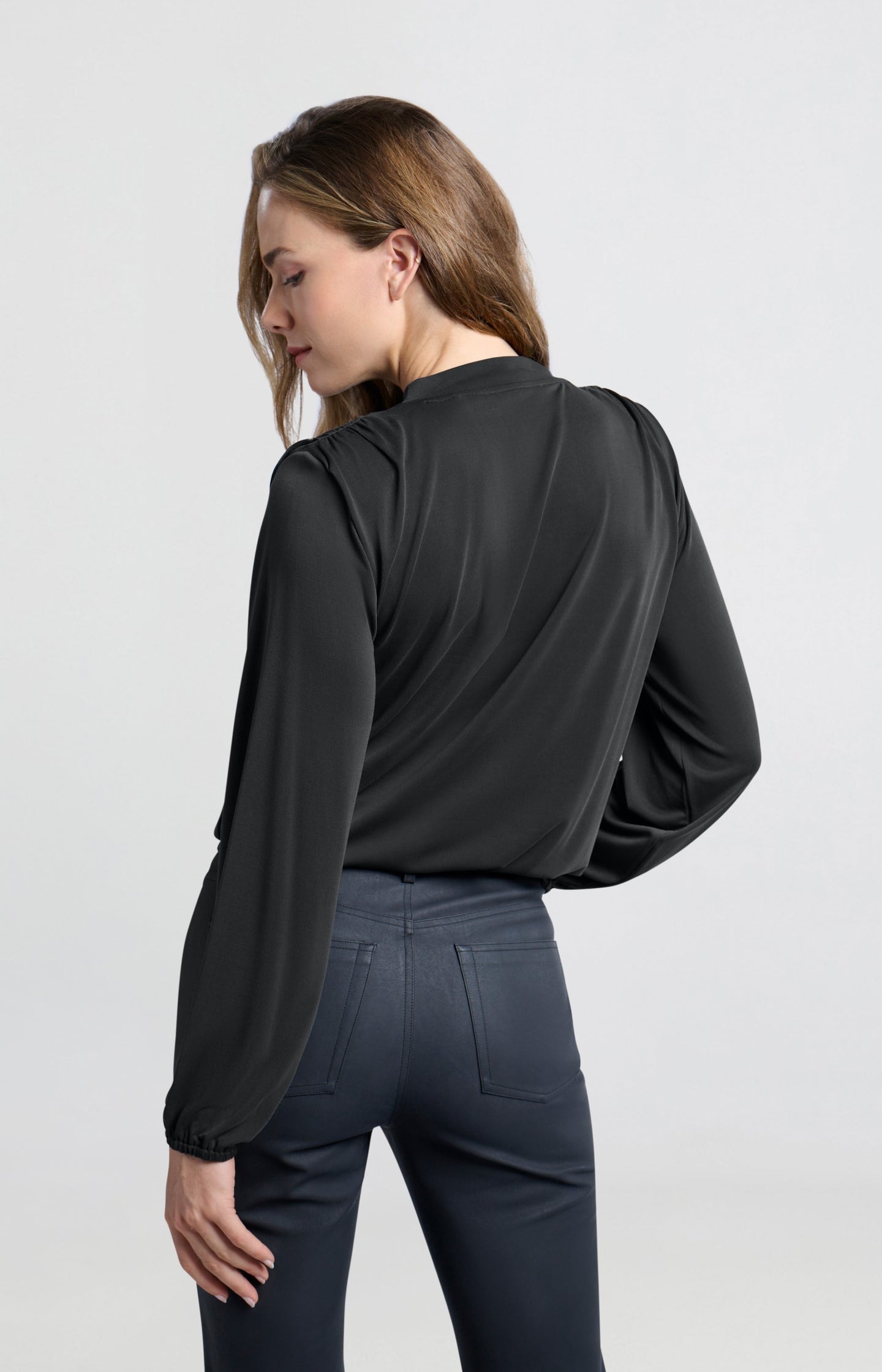 Flowing jersey top with long sleeves and round neck