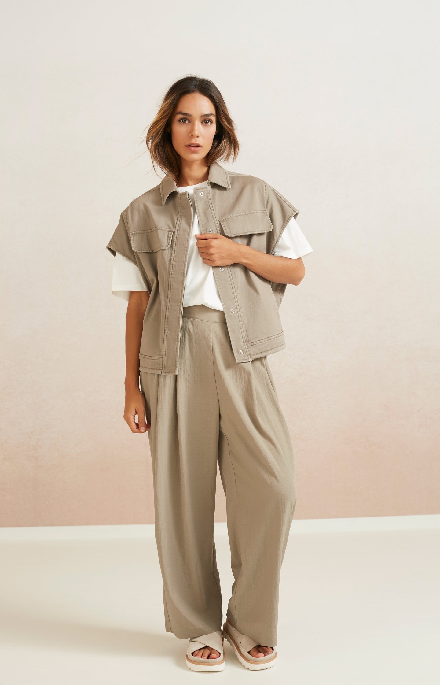 Flowy 7/8 wide leg trousers with elastic and pockets - Type: lookbook