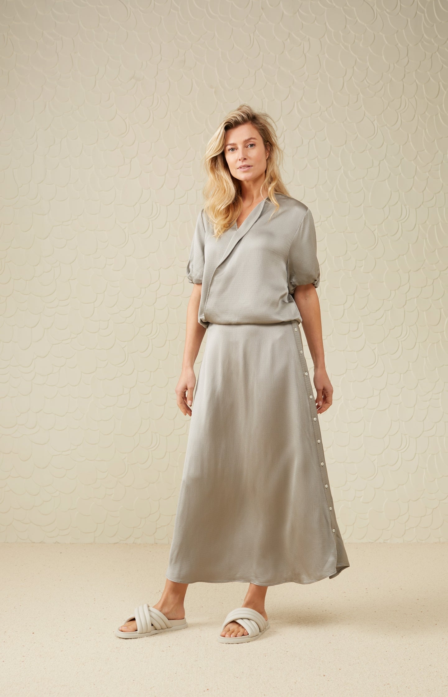 Flowy midi skirt in A-line shape with buttons - Type: lookbook