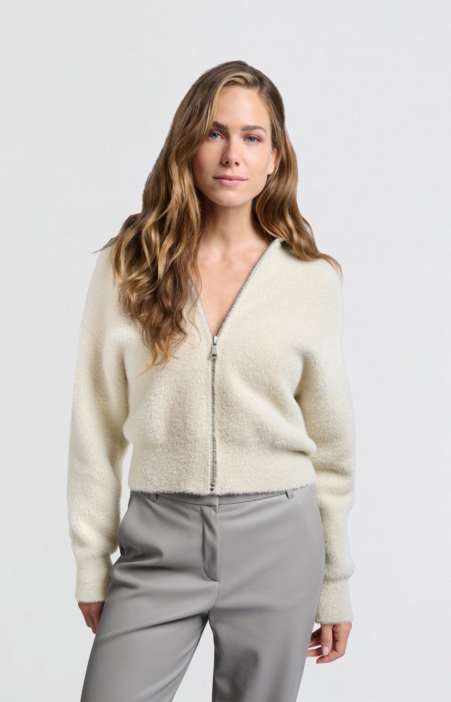 Fluffy beige cardigan with leather collar and zipper closure