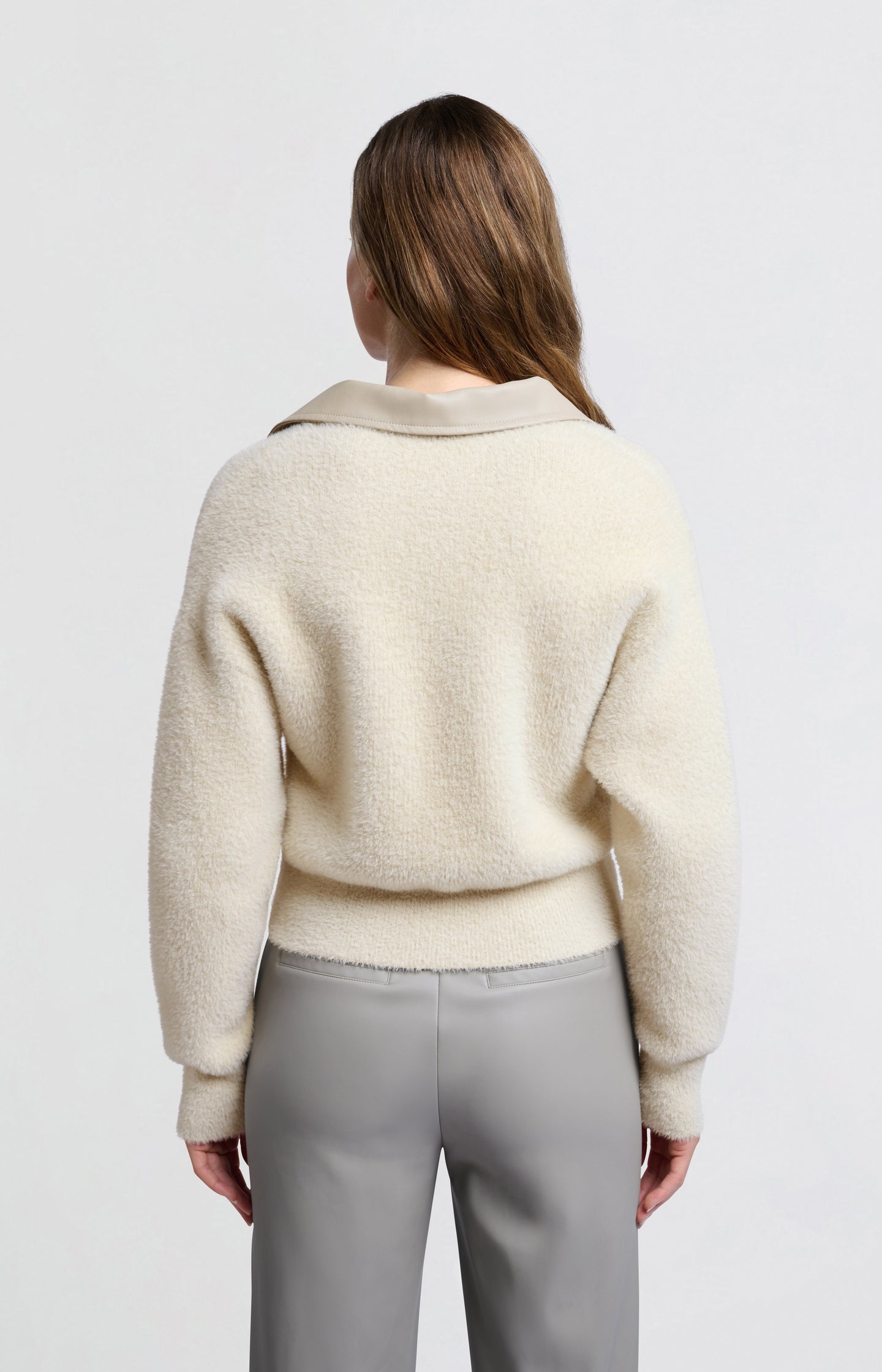 Fluffy beige cardigan with leather collar and zipper closure