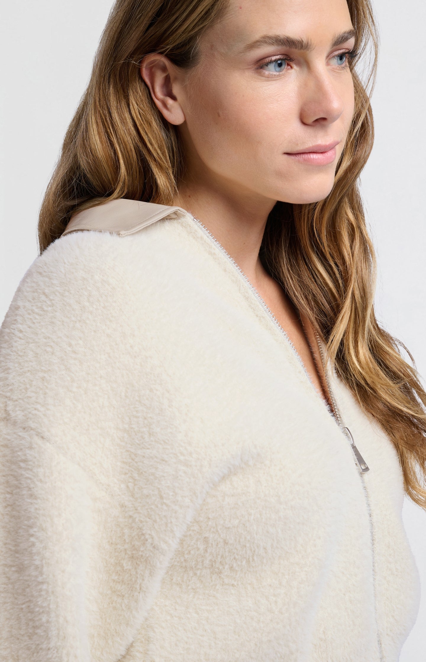 Fluffy beige cardigan with leather collar and zipper closure