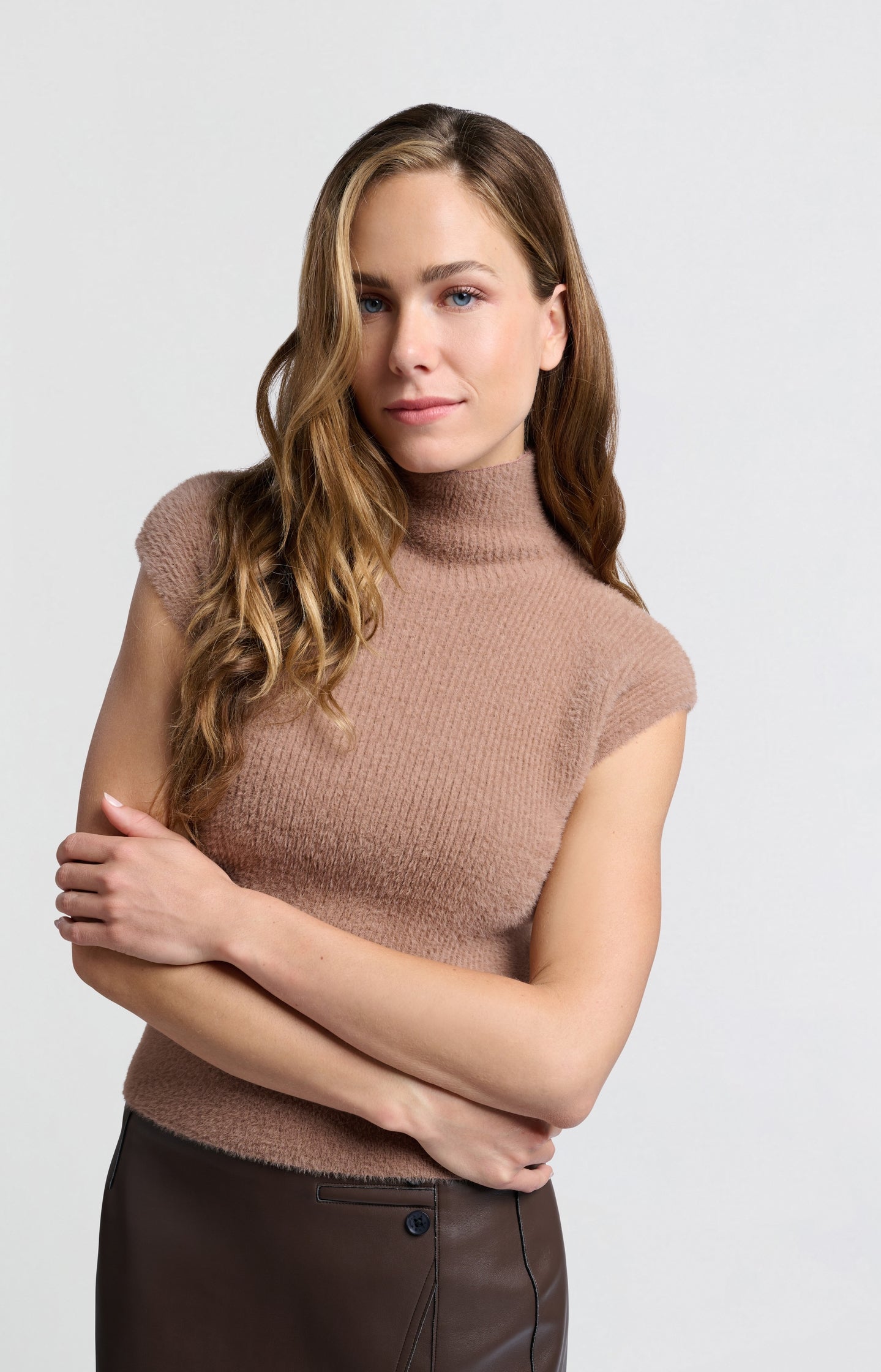 Fluffy sleeveless sweater with high neck and fitted fit