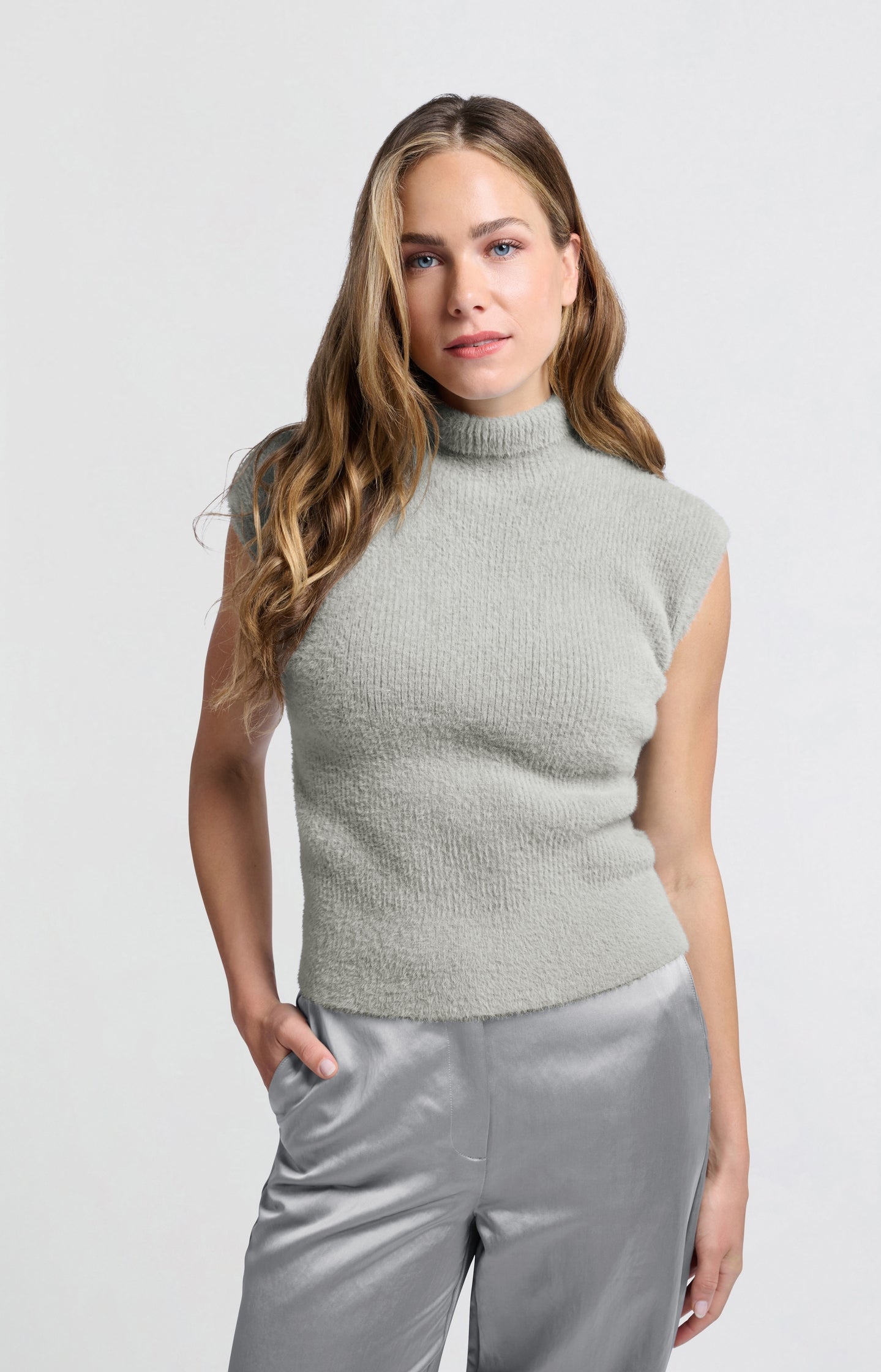 Fluffy sleeveless sweater with high neck and fitted fit