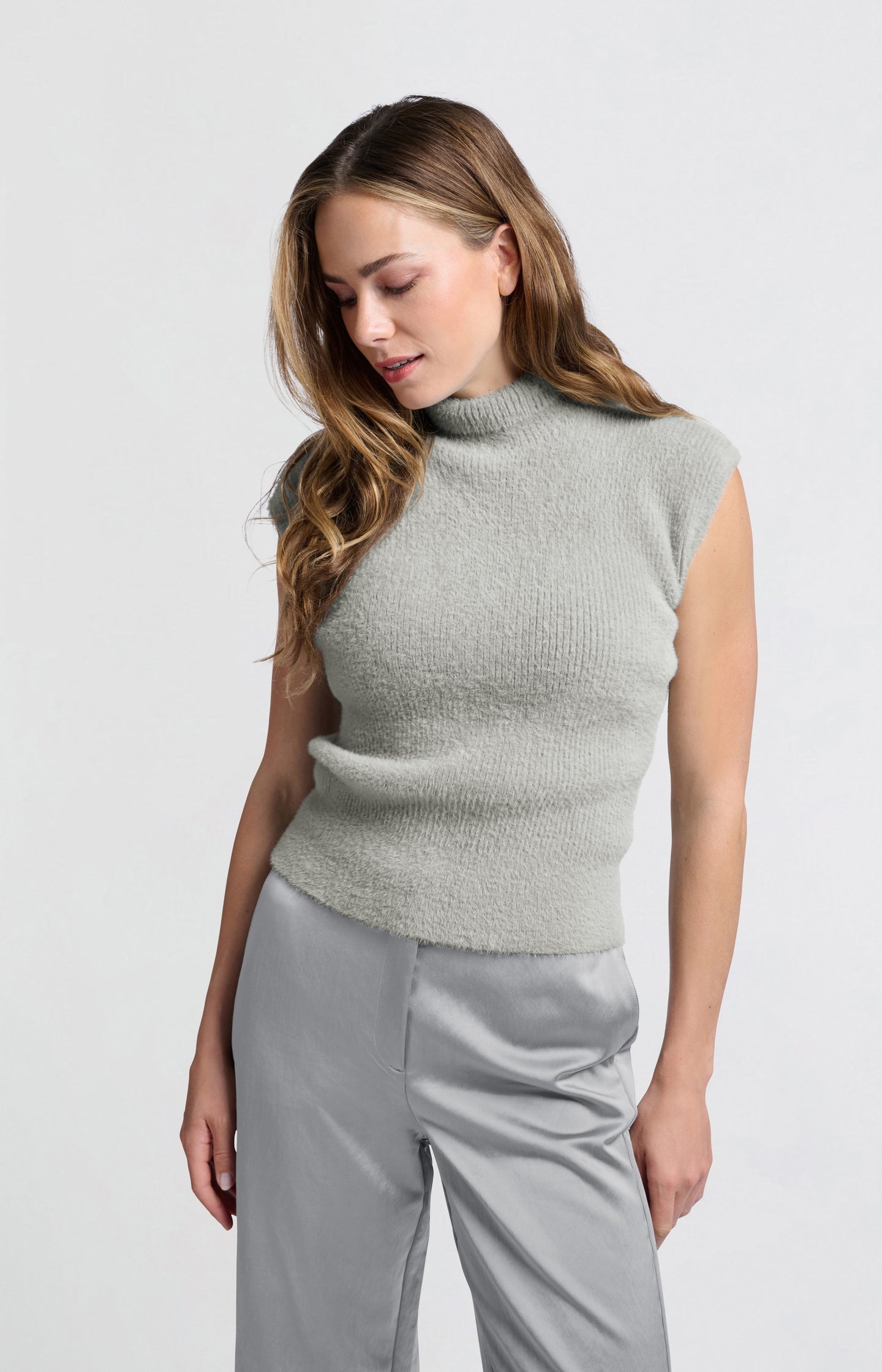 Fluffy sleeveless sweater with high neck and fitted fit