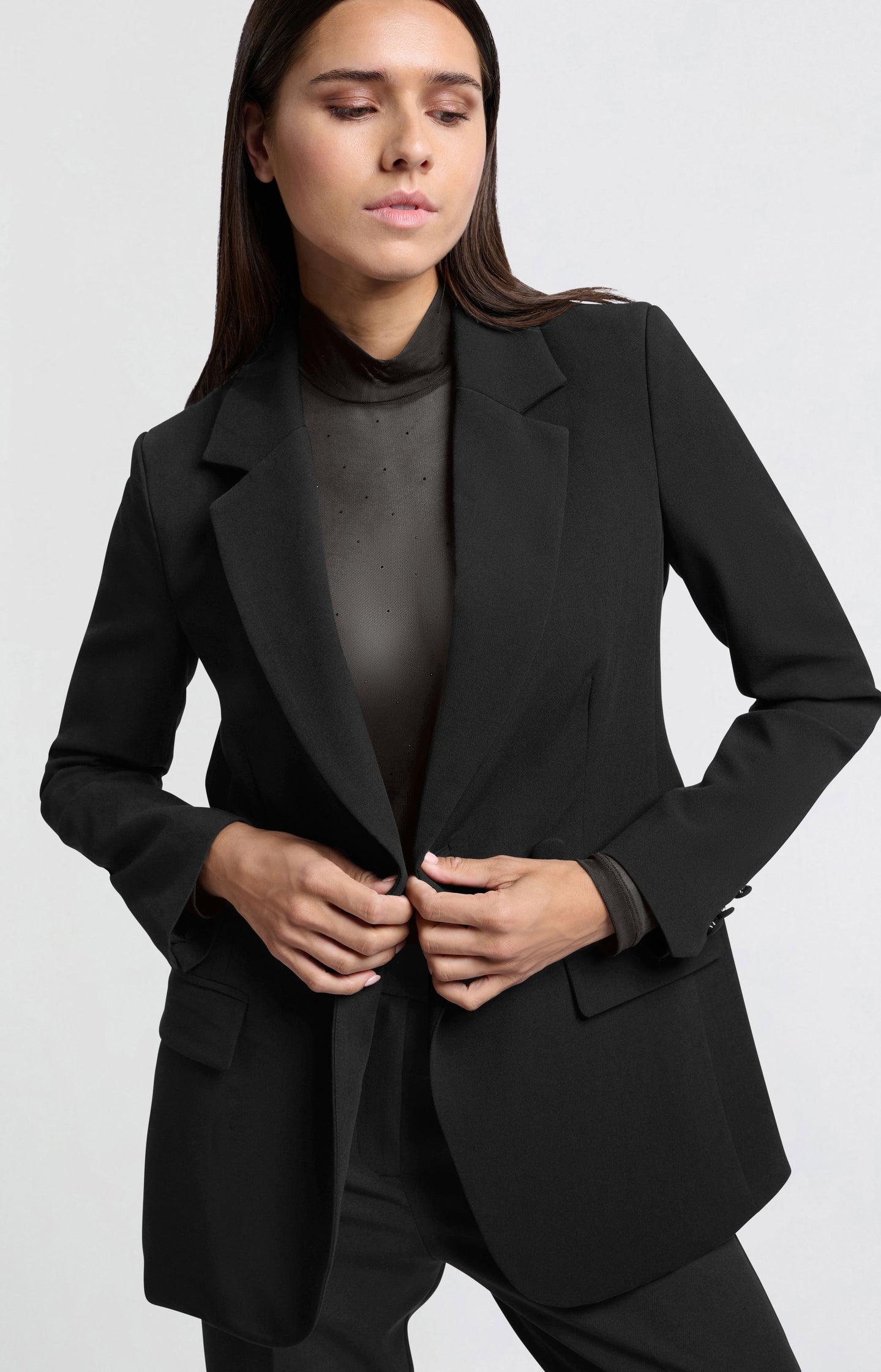 Fitted blazer with asymmetrical closure and front pockets