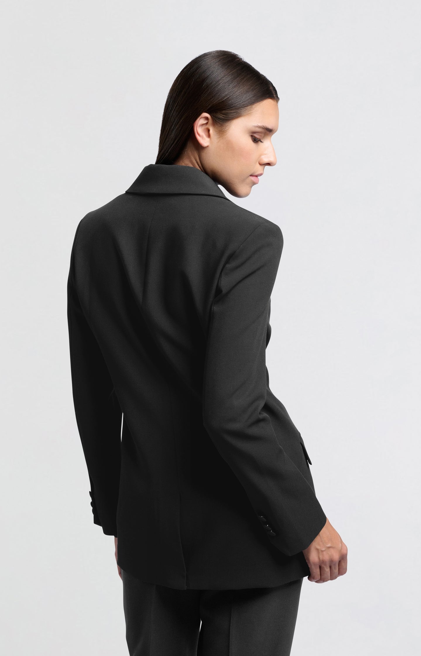 Fitted blazer with asymmetrical closure and front pockets