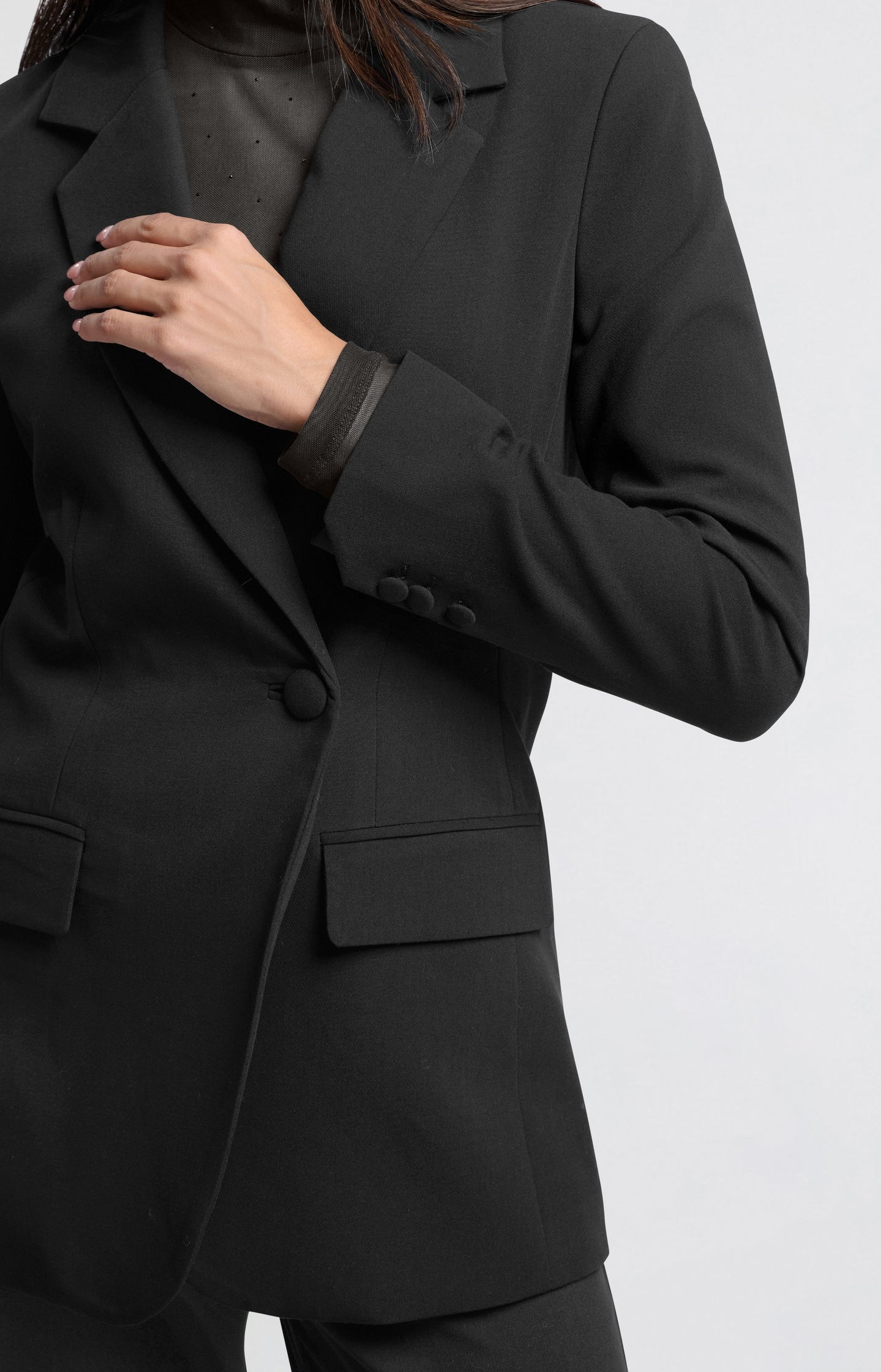 Fitted blazer with asymmetrical closure and front pockets