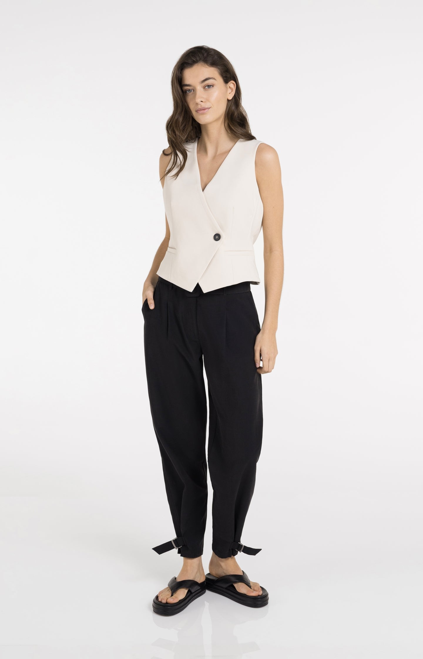 Gilet with asymmetrical closure