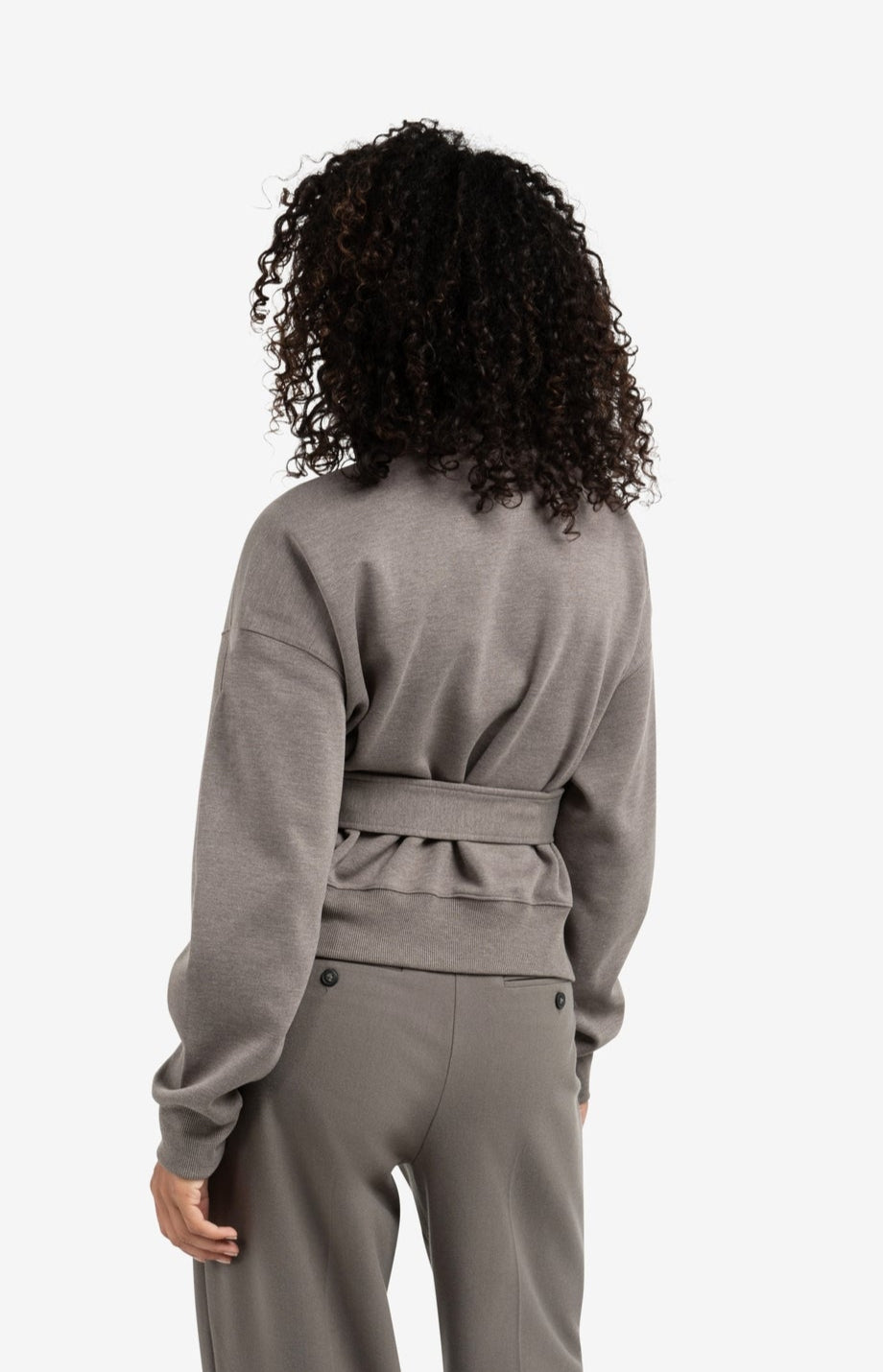 High neck sweatshirt with matching belt and pleated sleeves