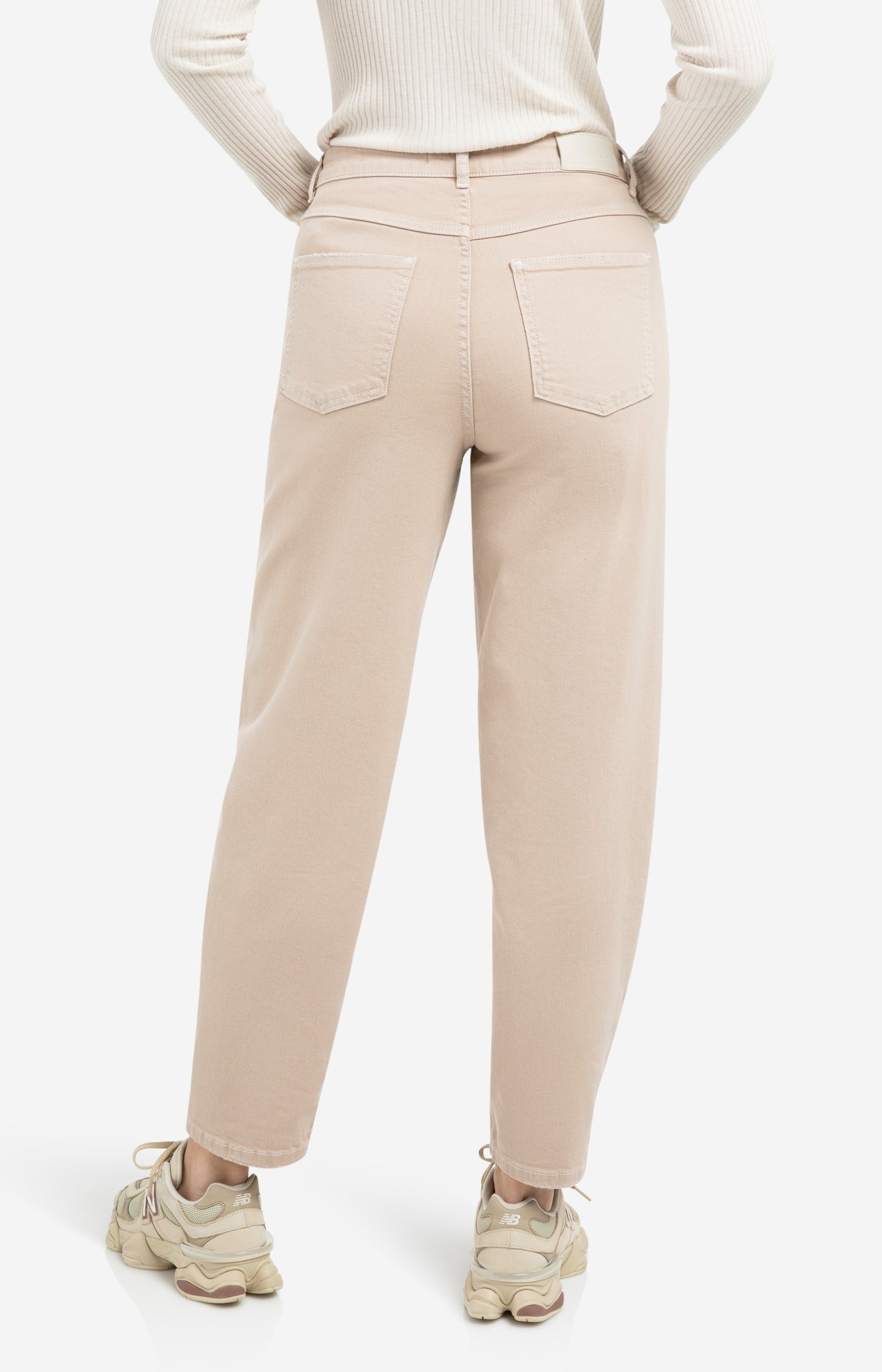High-waist beige jeans with loose fit