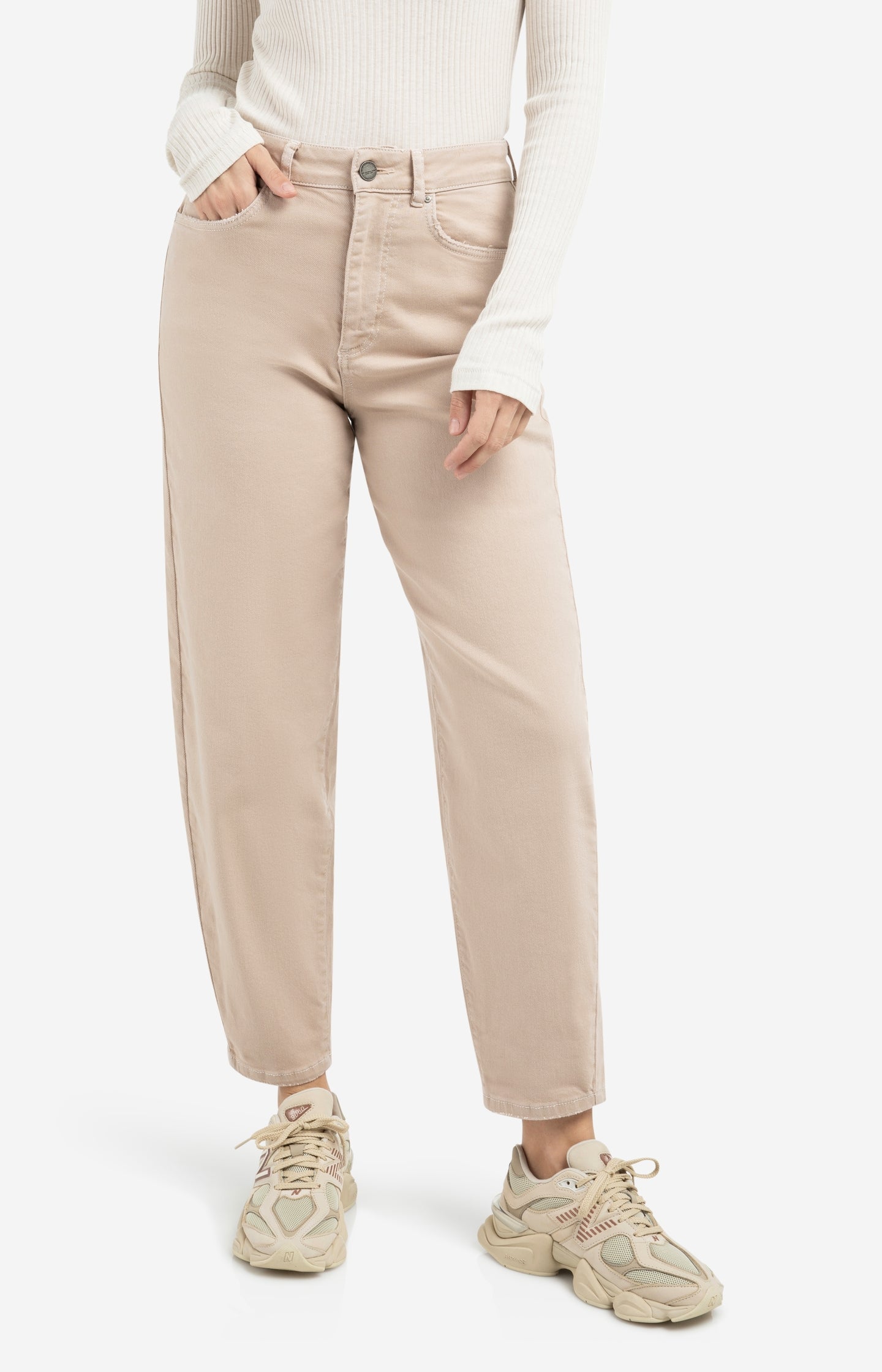 High-waist beige jeans with loose fit