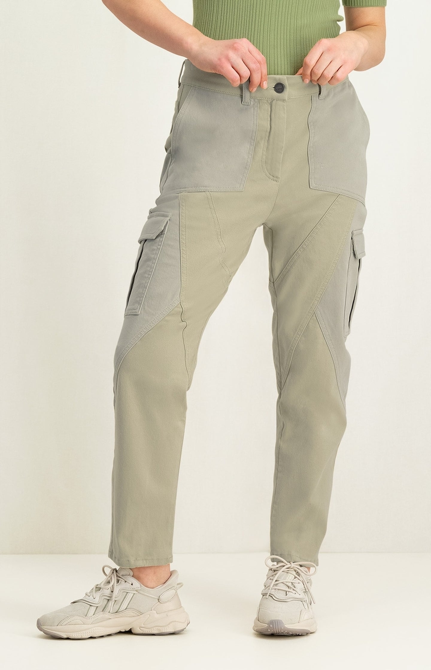 High waist cargo trousers with six pocket style and zip fly - Type: lookbook