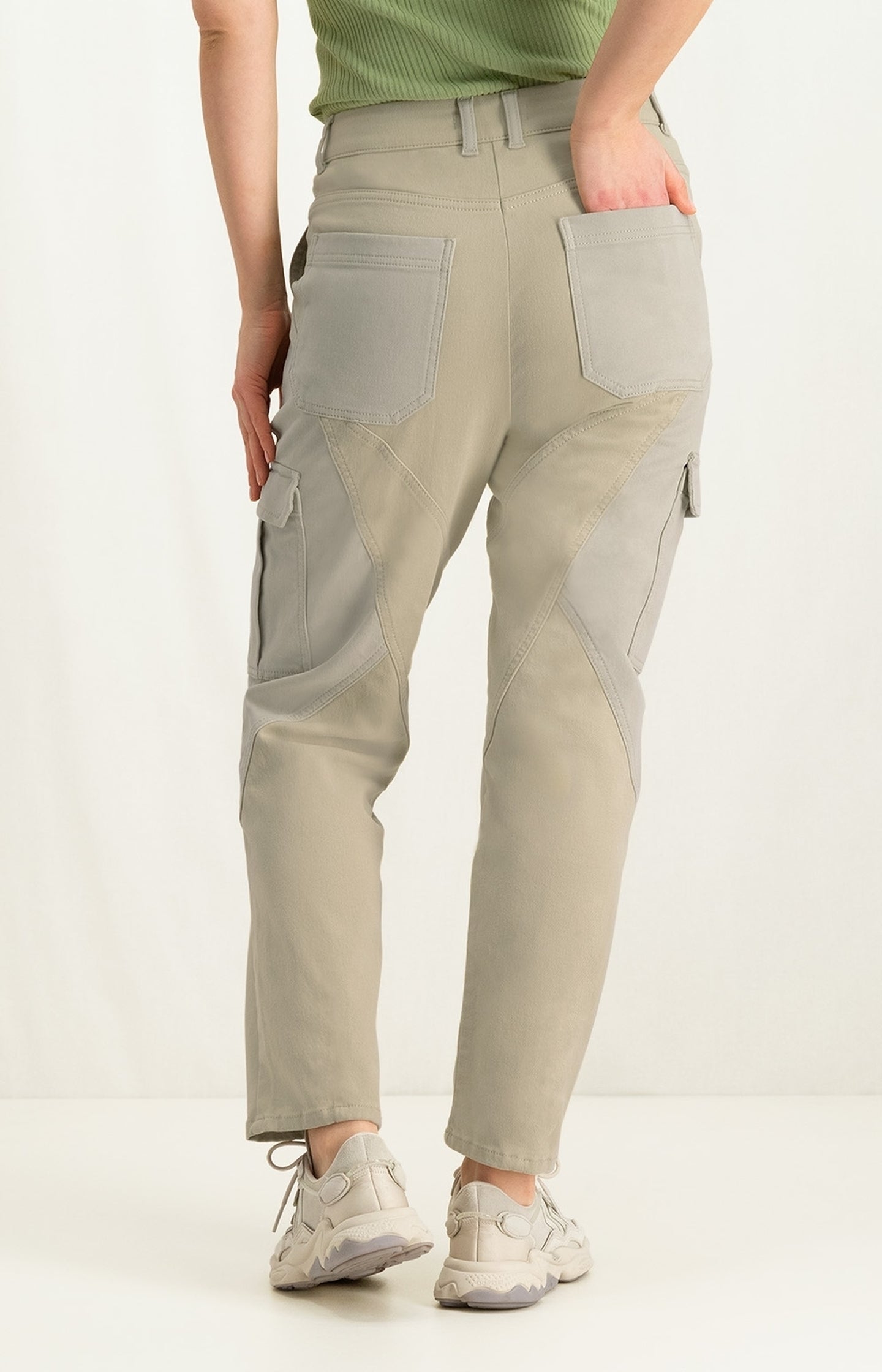 High waist cargo trousers with six pocket style and zip fly