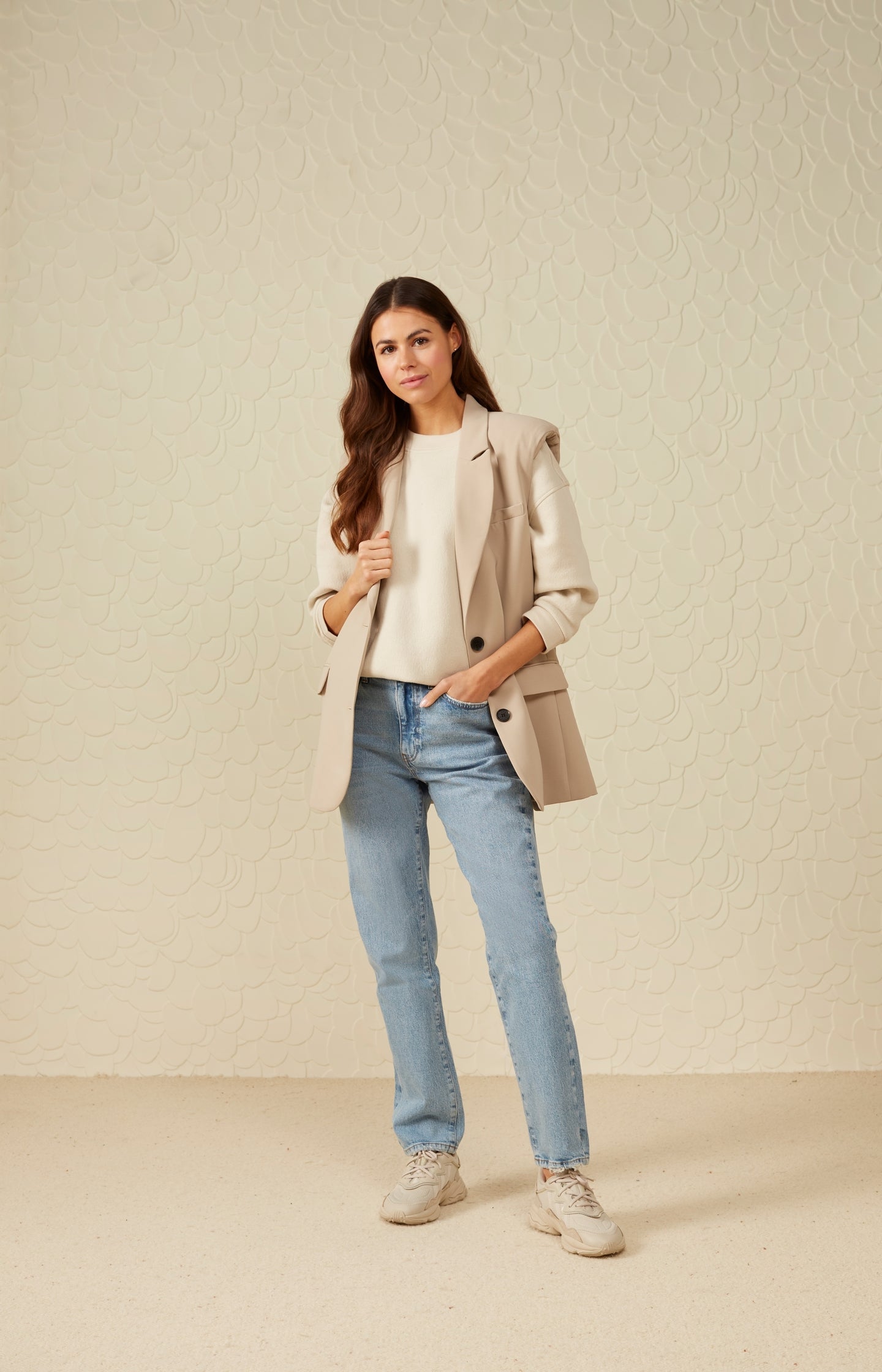 High waist denim in straight fit with five-pocket style - Type: lookbook