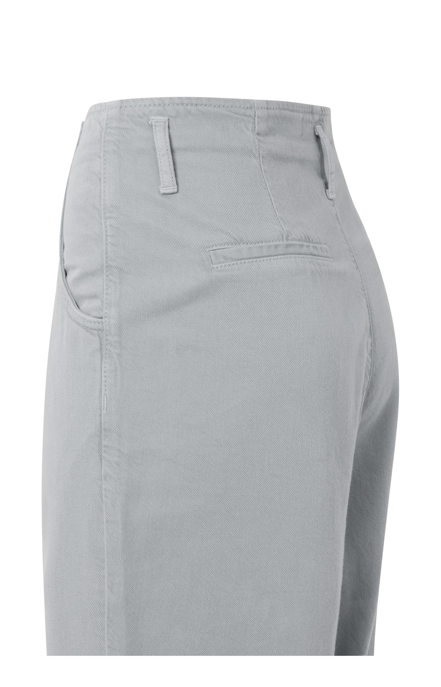 High waist denim short with side pockets and a zip fly