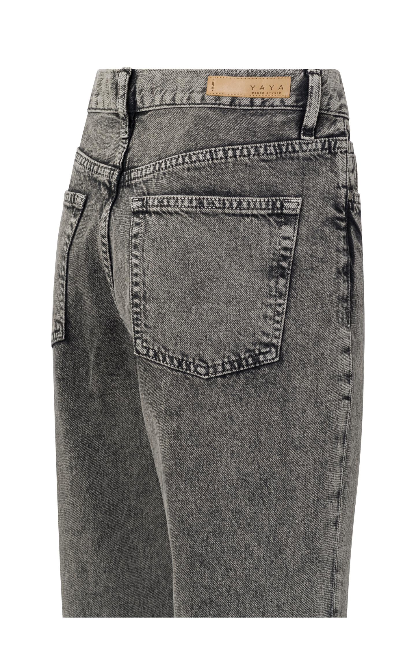 High waist denim trousers with pockets and zip fly