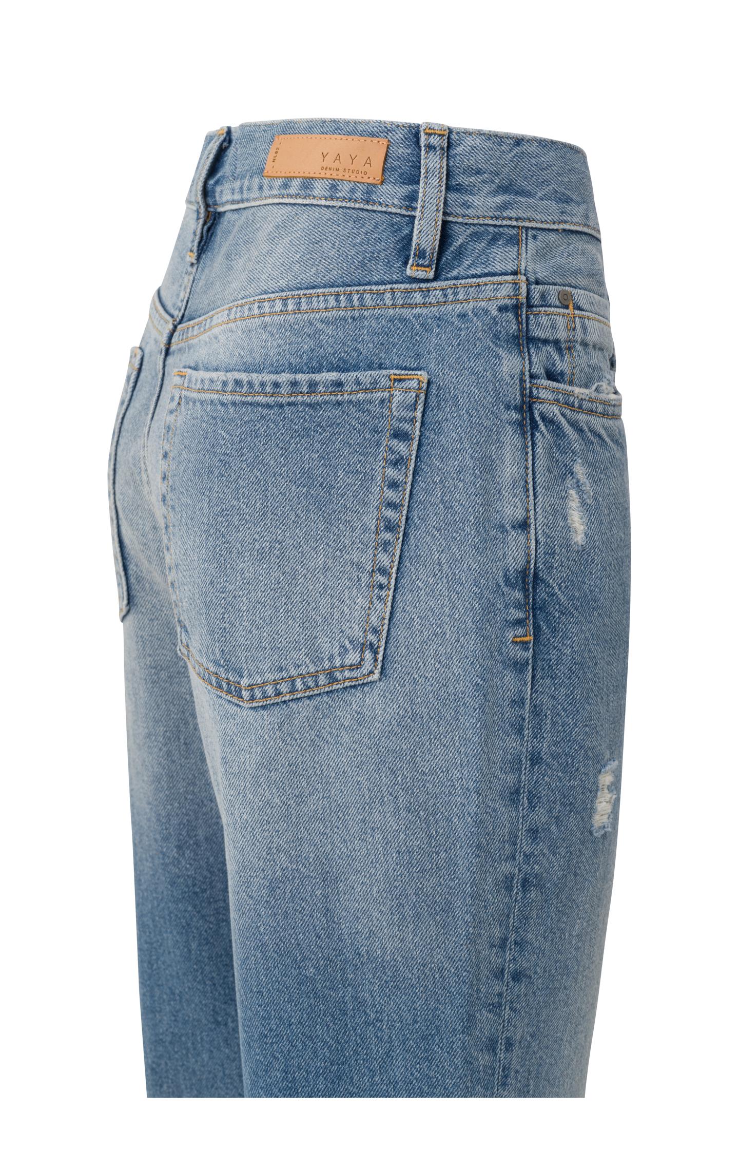 High waist denim with straight leg and five pocket style