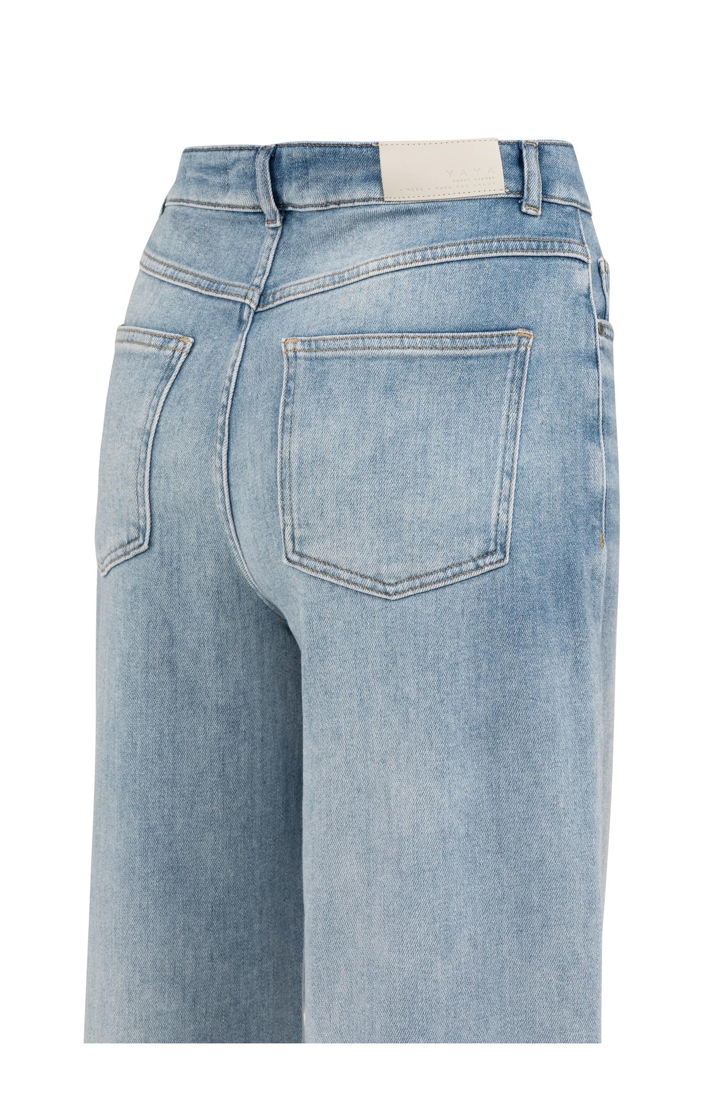 High waist jeans with loose fit and light wash